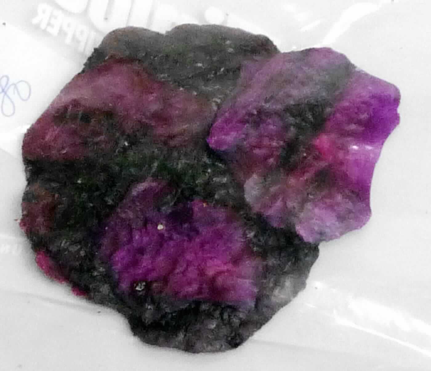 Getrocknete rote Pitahaya, naturbelassen

Antragsangaben:
Pitahaya, naturbelassen und ohne jegliche Zusätze, insbesondere Zucker oder Konservierungsstoffe. Die geschälten Früchte werden in Scheiben geschnitten, in einer Solartrocknungsanlage bei einer Temperatur von weniger als 50 °C getrocknet und in dieser Form eingeführt.

Beschaffenheit des vorgelegten Warenmusters:
Violettrote, mit schwarzen Samen durchsetzte, etwa 1 - 2 mm dicke und 6 - 7 cm große, unregelmäßig geformte Scheiben getrockneter Drachenfrüchte; Konsistenz handelsüblicher Trockenfrüchte entsprechend; Geschmack arteigen fruchtig, leicht natursüß, säuerlich.

Pitahaya, getrocknet.
