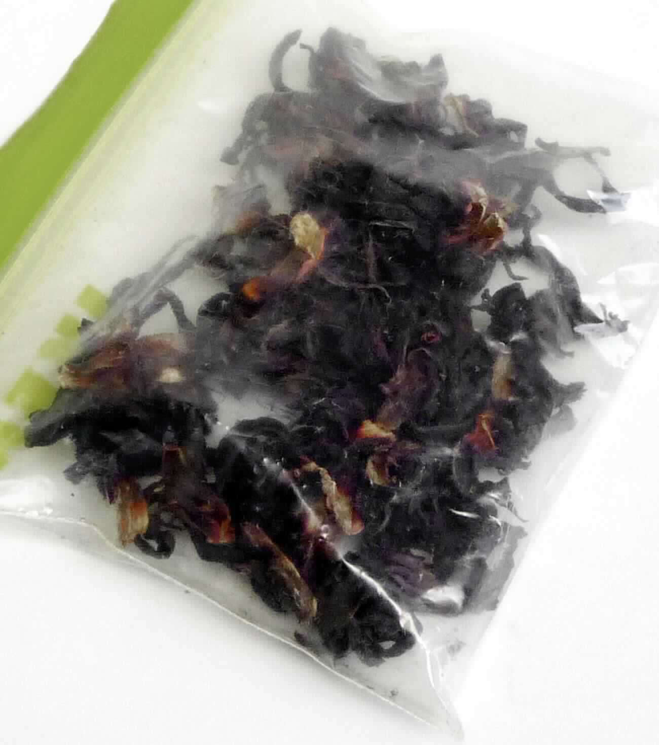 Nach den Angaben der Antragstellerin und der vorliegenden Warenprobe handelt es sich um getrocknete, ganze Hibiskusblüten (Kelche und Außenkelche von Hibiscus sabdariffa L.) ohne weitere Zusätze. Hibiskusblüten werden nach Angaben in der Fachliteratur hauptsächlich zur menschlichen Ernährung (z.B. Herstellung eines Erfrischungsgetränkes) verwendet.

Zolltarifrechtlich handelt es sich um "andere pflanzliche Waren der hauptsächlich zur menschlichen Ernährung verwendeten Art, anderweit weder genannt noch inbegriffen, andere als in den Codenummern 1212 2100 00 0 bis 1212 9995 10 0 genannt".