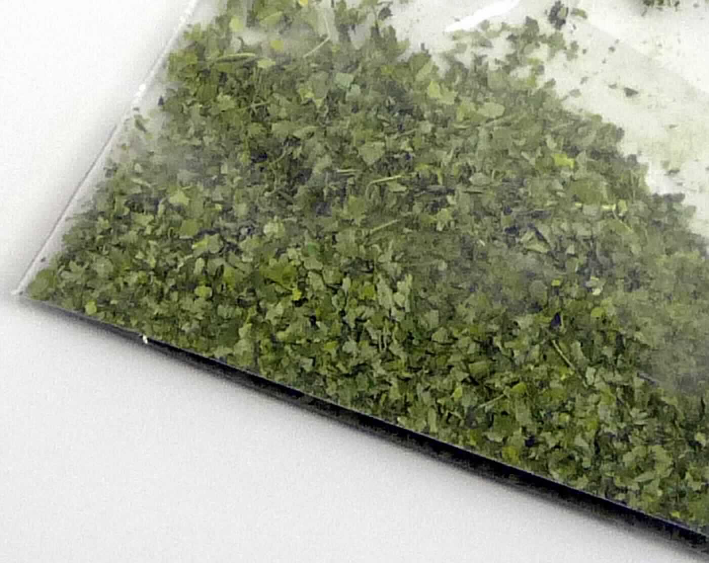 Nach den Angaben der Antragstellerin und der vorliegenden Warenprobe handelt es sich um getrocknete, zerkleinerte Moringablätter mit Stielabschnitten (Moringa oleifera) ohne weitere Zusätze. Moringablätter werden hauptsächlich zur menschlichen Ernährung (z.B. Herstellung eines Erfrischungsgetränkes) verwendet.

Zolltarifrechtlich handelt es sich um "andere pflanzliche Waren der hauptsächlich zur menschlichen Ernährung verwendeten Art, anderweit weder genannt noch inbegriffen, andere als in den Codenummern 1212 2100 00 0 bis 1212 9995 10 0 genannt".
