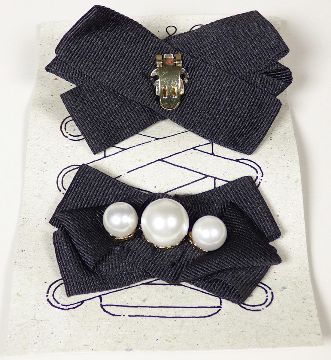 Sogenannter Schmuck für Schuhe (STYLE & GO CLIP, Schleife aus Spinnstoff mir Kunststoffperlen):

Es handelt sich um Zierelemente für Schuhe in Form einer Schleife aus Spinnstoffen von rund 9 x 3cm, auf der 3 Perlen aus Kunststoff befestigt sind.
An der Unterseite der Waren befindet sich ein Clip, mit dem das Shoe-Accessoire an Schuhbändern, Schnürsenkeln oder auch direkt an der Oberseite von Schuhen befestigt werden kann. Je zwei Stück sind auf einer Pappkarte befestigt.

 - Antragstellerangaben -
Abbildung siehe Anlage.

Eine Einreihung als Schuhteile in die Position 6406 kommt nicht in Betracht, da die Waren sich als
Zier-/Schmuckwaren darstellen.

Derartige Erzeugnisse gehören als "anderer (als in den Unterpositionen 7117 1100 00 und 7117 1900 genannter) Fantasieschmuck (aus Spinnstoff und Kunstoff)" zum TARIC-Code 7117 9000 00.
