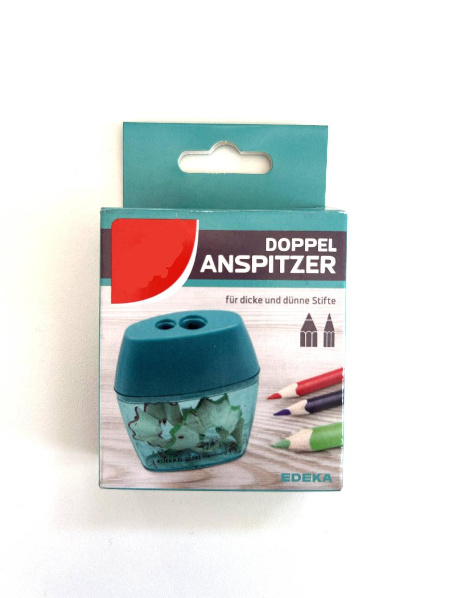 "Doppelanspitzer mit Auffangbehälter"
Ware aus verschiedenen Bestandteilen, bestehend aus

- einem doppelten Bleistiftspitzer mit sog. Metallanspitzkern (arbeitender Teil)

- einem Sammelbehälter aus farbigen Kunststoff, in Form eines Zylinders mit
  ovalem Durchmesser zur Aufnahme der Späne, in dessen abnehmbaren
  Deckel mit zwei Öffnungen der oben angeführte Bleistiftspitzer eingesetzt ist

- mit freiem Arm zu handhaben

- ohne Grundplatte oder Vorrichtung zur Befestigung an einem Tisch

- zum Anspitzen von kleinen und mittelgroßen Stiften

- der Doppelspitzer bestimmt aufgrund der Bedeutung für die Verwendung den Charakter
  der aus verschiedenen Bestandteilen bestehenden Ware


Abbildung siehe Anlage.

Derartige Erzeugnisse gehören als "andere Schneidwaren, Bleistiftspitzer, mit Klinge aus unedlem Metall" zum TARIC-Code 8214 1000 00.
