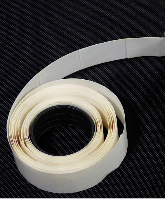Es handelt sich um quadratische Zuschnitte aus Papier mit einer Kantenlänge von etwa 8 mm, die beidseitig mit einer Klebeschicht auf der Grundlage von Kunststoff selbstklebend ausgerüstet sind. 500 Stück dieser Klebepads sind auf der einen Seite mit Schutzpapier abgedeckt und in doppelreihiger Anordnung mit der anderen Seite auf einen Streifen aus mit einem Trennmittel ausgerüsteten Schutzpapier aufgesetzt. Der Papierstreifen ist auf eine Spule aus Kunststoff aufgewickelt  (Abbildung siehe Anlage) und in einer mit Produktinformationen farbig bedruckten Pappschachtel verpackt. Mit den Klebepads sollen fotografische Abzüge oder Ausdrucke in einem Sammelalbum eingeklebt und fixiert werden.

Derartige Waren gehören als "Papiere und Pappen, überzogen, in quadratischen Bogen, jeder Größe, ausgenommen Waren von der in der Position 4803, 4809, 4810 oder 4818 beschriebenen Art, mit Klebeschicht versehen, selbstklebend, andere als in der Unterposition 4811 4120" zur Codenummer 4811 4190 00 0 des Zolltarifs.