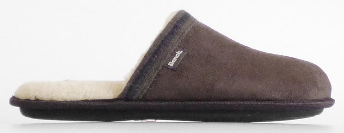 Pantoffel, Größe 42, Foto siehe Anlage,
- mit Laufsohlen aus Spinnstoff (den größten Teil der Berührungsfläche mit dem Boden bildend,
  damit keine Ware der Position 6404) und Kunststoff,
- mit weichem, labilem Oberteil aus Spinnstoffen (gerautes Gewirke),
- seitlich und auf der Innensohle mit aufgenähten Emblemen mit Firmenlogos versehen,
- über dem Spann mit einer Zierborte aus Spinnstoff ausgestattet,
- am Übergang zur Sohle mit einem gewirkten Band aus Spinnstoff verstärkt,
- mit Plüschgewirke gefüttert.

"Schuhe (Pantoffel), andere als in den Positionen 6401 bis 6404 genannte, mit Oberteil und
 Laufsohlen aus Spinnstoffen"