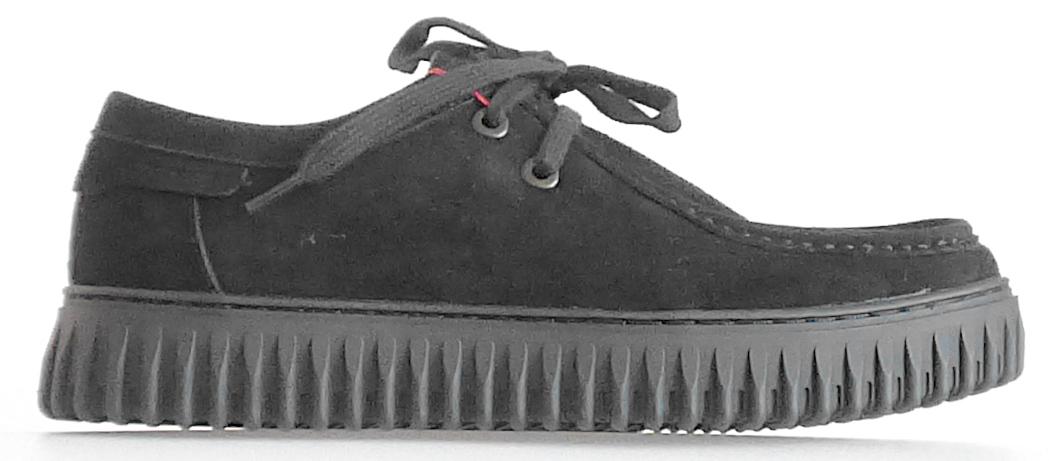Halbschuhe, Größe 42, Foto siehe Anlage,
- mit Laufsohlen aus laut Antrag Kunststoff; ohne Hauptsohle aus Holz,
- mit Oberteil (geschlossenes Blatt) aus Leder,
- mit Randeinfassungen aus Leder verstärkt
- mit Schnürsenkelverschluss mit Ösen aus unedlem Metall,
- im Bereich der Ferse und der Lasche mit einem geprägten Firmenlogo versehen,
- ohne Metallschutz in der Vorderkappe,
- nicht den Knöchel bedeckend,
- mit einer Länge der Innensohle von ca. 28 cm,
- als Männerschuhe erkennbar.

"Schuhe mit Laufsohlen aus Kunststoff und Oberteil aus Leder, andere als in den Unterpositionen
 (KN) 6403 1200 bis 6403 9950 genannte, mit einer Länge der Innensohle von mehr als 24 cm, für
 Männer, andere als im TARIC-Code 6403 9996 10 genannte"