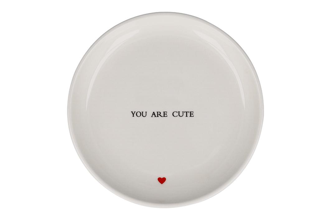 Anderes keramisches Geschirr, sog. Teller CUTE, Art. Nr.: 794776-589375, Foto siehe Anlage,
- runder, weißer Teller,
- auf der Oberfläche mit der schwarzen Aufschrift "YOU ARE CUTE" und einem kleinen roten
  Herz versehen,
- in den Abmessungen: 19,3 cm (Durchmesser) x 2,6 cm (Höhe),
- keramische Erzeugnis; nach der Formgebung gebrannt; tonmineralhaltiges
  Material enthaltend,
- - nach dem Ergebnis der wissenschaftlichen Untersuchung aus Steingut.

"Anderes keramisches Geschirr (Teller), aus Steingut"
