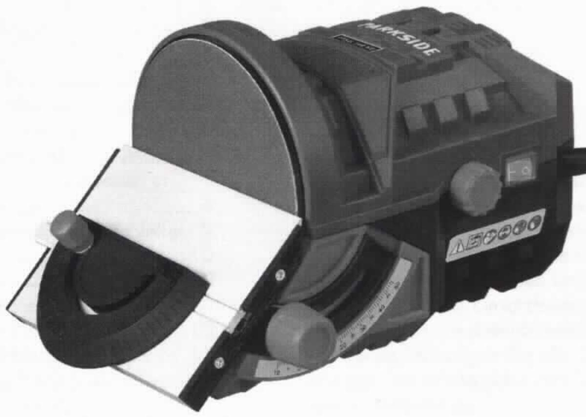 Tellerschleifgerät PTSG 140 B2
- aus einem Tischgehäuse mit integriertem Elektromotor, Schleifteller, Winkelskala mit 
  Arretierung, Bedienelementen und Schleiftischhalterung sowie Netzstecker, geliefert mit
  drei Schleifpapier (Körnung 80, 150, 240) und Innensechskantschlüssel (Abbildung siehe Anlage),
- zum Schleifen von Weich- und Hartholz,
- in einer gemeinsamen Verkaufsumschließung mit Schraubzwinge, Winkeladapter, Adapter für
  Staubabsaugung, Trägerfolien und drei weiteren Schleifpapieren (Körnung 80, 150, 240).
Das Tellerschleifgerät bestimmt den Charakter des Ganzen.

"Werkzeugmaschine zum Bearbeiten von Holz, Schleifmaschine (Warenzusammenstellung in 
 Aufmachung für den Einzelverkauf aus Tellerschleifgerät -charakterbestimmend- und Beipack)
 - sog. Tellerschleifgerät"
