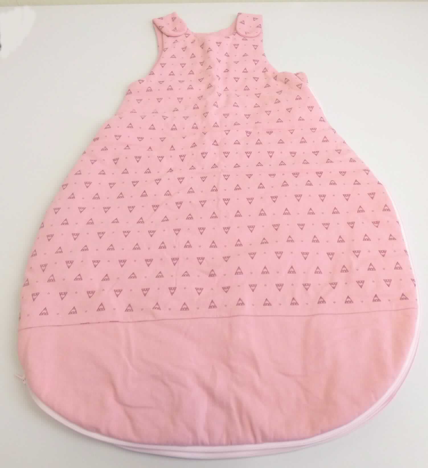 Kleidung für Kleinkinder (Schlafkleidung), Foto siehe Anlage,
- in einem Polybeutel verpackt,
- aus 0,7 mm dicken, einfarbigen und bedruckten Gewirken aus laut Antrag 95 % Baumwolle und 5 % Elasthan 
  (synthetische Chemiefasern),
- mit einer Länge von ca. 74 cm,
- durchgehend gefüttert,
- mit einem runden Halsausschnitt,
- ärmellos, die Träger sind mittels Druckknopfverschluss im Schulterbereich zu schließen,
- auf der linken Seite mit einer entlang des unteren Randes weitergeführten Öffnung mit Reißverschluss,
- dient als Schlafkleidung für Kinder, somit keine Ware der Position 9404,
- aufgrund der Länge von weniger als 86 cm handelt es sich um Kleidung für Kleinkinder der Position 6111.

"Kleidung aus Gewirken für Kleinkinder, aus Baumwolle"