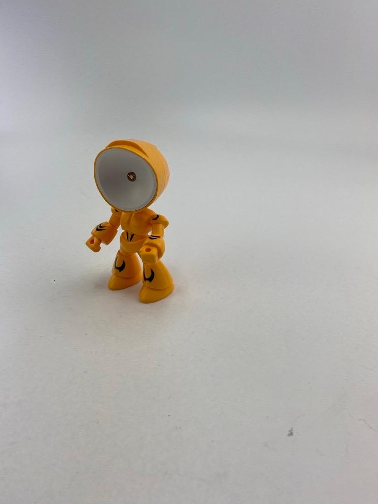 Spielzeug in Form eines nicht menschlichen Wesens, sog. "Deco-Space-Light" in Form einer Warenzusammenstellung, bestehend aus
- einem nicht menschlichen Wesen
-- aus Kunststoff gefertigt, nicht gefüllt
-- mit einer Größe von ca. 9,5 cm
-- mit einem beweglichen Kopf und beweglichen Armen
-- mit einem starren Körper mit großen, magnetischen Füßen, so dass die Figur auf einer ebenen
   Fläche steht
-- der Kopf ist konkav geformt, weiß gestaltet und besitzt in der Mitte eine LED, am Hinterkopf einen
   Ein- und Ausschalter sowie ein Batteriefach
-- auf Grund der Gestaltung keine tragbare Leuchte, da sie auch sicher steht, somit keine Einreihung
   in die Position 8513
-- da es sich um eine Lampe mit Spielcharakter handelt, auch keine Ware der Position 9405
-- dient der spielerischen Unterhaltung von Personen
- drei Knopfzellen (LR 41)
- einer magnetischen Scheibe
-- mit einem Durchmesser von ca. 4 cm, auf der die Figur stehen kann
-- auf der Unterseite mit einer Klebeschicht ausgestattet, die mit einem Schutzpapier abgedeckt ist;
   auch die Oberseite ist mit einer Schutzfolie versehen ist
- gemeinsam in einem Pappkarton mit Aufkleber für den Einzelverkauf aufgemacht.

Auf Grund des Umfangs und der Bedeutung für die Verwendung bestimmt das Spielzeugwesen den Charakter der Warenzusammenstellung

Die Ware wird zolltarifrechtlich als "Spielzeug, ein Tier darstellend, nicht gefüllt, nicht aus Holz handgearbeitet" eingereiht.