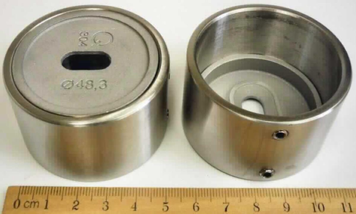 Es handelt sich um vollständig aus nicht rostendem Stahl gefertigte, kreiszylindrische Hohlerzeugnisse mit einem Durchmesser von etwa 48,3 mm, die an einem Ende mit einem spezifisch geformten, passgenauen Einsatz, der zu einer kreisrunden Vertiefung ausgearbeitet und mittig mit einer ovalen Lochung ausgestattet ist, verschlossen sind. Die Waren weisen eine matt gebürstete Außenfläche auf und sind an einer Seite mit zwei übereinander angeordneten Madenschrauben versehen.
Die speziell nach Zeichnung gefertigten und im Hinblick auf ihre Verwendung mit spezifischen Merkmalen ausgestatteten Erzeugnisse werden bei der Fertigung von Geländern verwendet und dienen der Befestigung von Handläufen an der Wand. 
Die Waren sind jeweils in einem Klarsichtbeutel und zu zwei Stück in einem Pappkarton verpackt.
- Antragstellerangaben -

Abbildung siehe Anlage.

Derartige Erzeugnisse gehören als "andere Konstruktionsteile aus Stahl" zum TARIC-Code 7308 90 98 00.