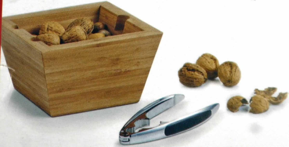 Nussknacker-Set Art.Nr. 25363
- aus einer rechteckigen, konisch nach oben erweiterten Schale aus Bambus, mit Aus-
  sparungen in den Seitenwänden zum Einlegen eines Nussknackers, in den Abmessungen:
  L x B x H: 17,3 x 17,3 x 10 cm,
- zusammen mit einem Nussknacker aus unedlem Metall in einer gemeinsamen Verkaufs-
  umschließung in Aufmachung für den Einzelverkauf,
- zum Aufbewahren und Servieren von Nüssen bestimmt.
(Abbildung siehe Anlage)

Der Charakter des Ganzen wird nach Wert und Umfang von der Holzschale bestimmt.

"Holzware zur Verwendung bei Tisch oder in der Küche, aus Bambus, weder Brotbretter, Schneidebretter und ähnliche Bretter noch Essstäbchen (Warenzusammenstellung aus Holzschale -charakterbestimmend- und Metall-Nussknacker)"