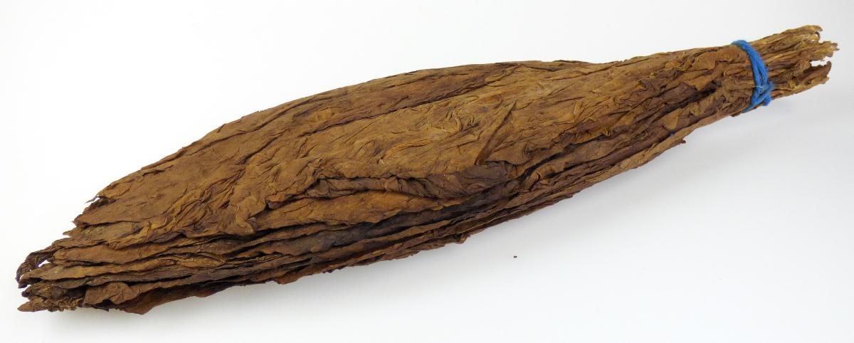 Nach den Angaben der Antragstellerin handelt es sich um ganze, dark-air cured Tabakblätter, die zur Verwendung als Deckblätter bei der Herstellung von Zigarren verwendet werden. Die Tabakblätter haben keine weiteren Be- oder Verarbeitungen erfahren.

Zolltarifrechtlich handelt es sich um "Tabak, nicht entrippt, dark-air cured, mit einem Zollwert von nicht weniger als 450 Euro/100Kg Nettogewicht, zur Verwendung als Deckblatt bei der Herstellung von Waren der Unterposition 2402 1000 (Zigarren)".