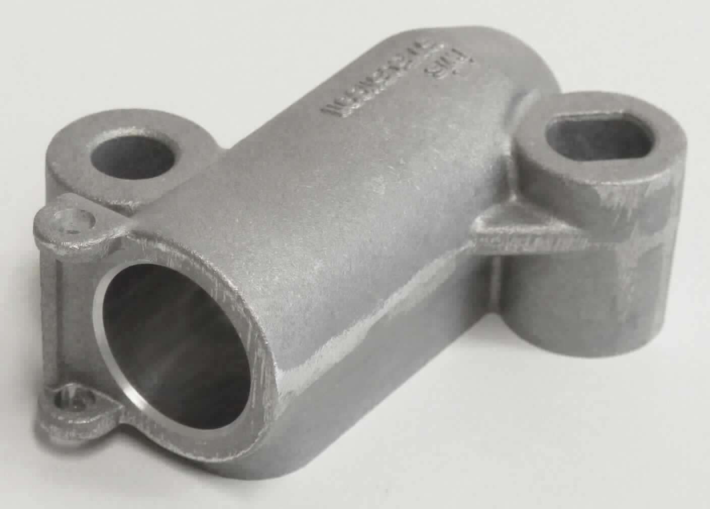 Aluminium-Druckgussgehäuse
- aus einem spezifisch gefertigten Metallkörper in Form eines an einem Ende geschlossenen
  Hohlzylinders (Länge: ca. 53 mm, Durchmesser: ca. 17 mm), seitlich mit spezifischen 
  Befestigungsvorrichtungen versehen (Abbildung siehe Anlage),
- zum Anbau an einen Kolbenverbrennungsmotor mit Fremdzündung bestimmt um einen 
  Kettenspanner aufzunehmen.

"Teil, erkennbar ausschließlich für Kolbenverbrennungsmotoren mit Fremdzündung bestimmt,  keine Ware der TARIC-Codes 8409 9100 40 bis 8409 9100 50 - sog. Aluminium-Druckgussgehäuse"