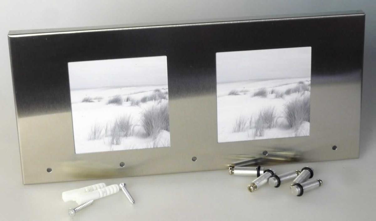 Es handelt sich um eine zusammengesetzte Ware (sog. Schlüsselbord mit Fotorahmen), bestehend aus einem Bilderrahmen mit einer etwa 29 cm x 13 cm großen Grundplatte aus Stahl und einer Rückwand aus Kunststoff oder Kautschuk und fünf identischen Stiften (Haken) aus Stahl, jeweils mit einem Ring aus Kunststoff oder Kautschuk versehen, die auf der Vorderseite des Bilderrahmens in gleichmäßigen Abständen befestigt sind. Daneben weist die Grundplatte zwei quadratische, etwa 8 cm x 8 cm große Aussparungen mit klarsichtigen Kunststoffabdeckungen zur Aufnahme von Bildern auf. In die Aussparungen sind Platzhalterbilder eingelegt. Das noch nicht zusammengesetzte Erzeugnis ist gemeinsam mit Befestigungsmaterial in einem mit warenbezogenen Hinweisen farbig bedruckten Pappkarton für den Einzelverkauf aufgemacht und dient als Schlüsselbrett und als Bilderrahmen.

Bei der aus verschiedenen Bestandteilen zusammengesetzten Ware bestimmt der Bilderrahmen insbesondere im Hinblick auf den Wert den Charakter der Ware. Bei dem aus verschiedenen Stoffen zusammengesetzten Bilderrahmen ist das unedle Metall insbesondere im Hinblick auf seine Bedeutung für die Verwendung (dekorative Umrahmung für ein Bild) charakterbestimmend. 

Abbildung siehe Anlage.

Derartige Erzeugnisse gehören als "Rahmen für Fotografien, Bilder oder dergleichen, aus unedlen Metallen" zur Codenummer 8306 3000 00 0 des Zolltarifs.