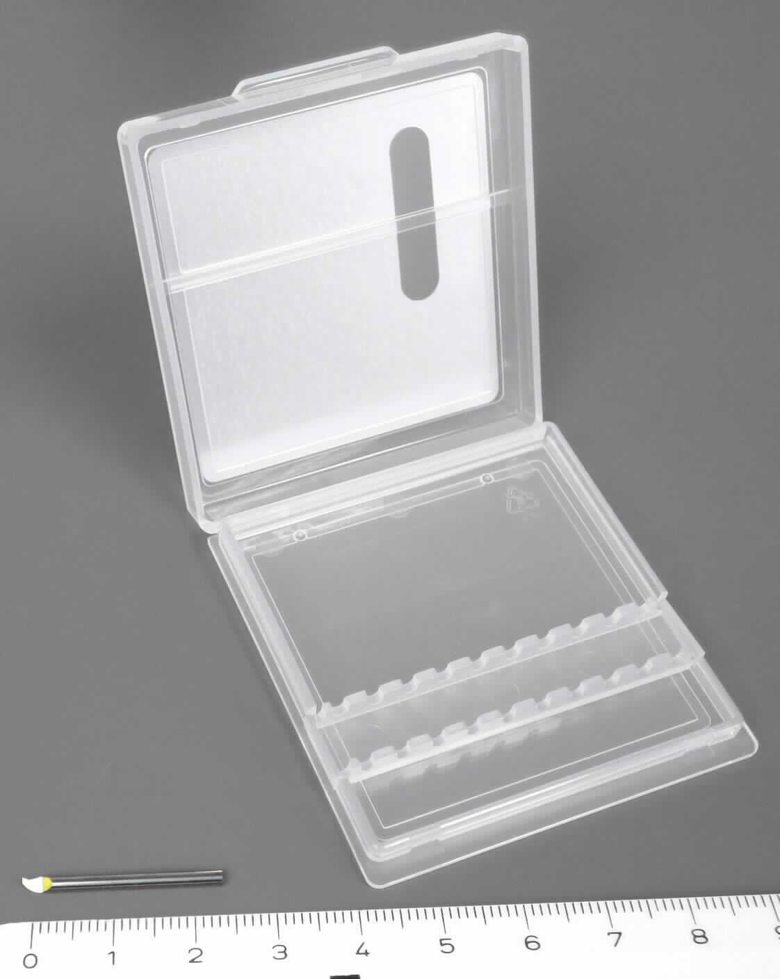 Bei der vorliegenden Ware handelt es sich um einen etwa 25 mm langen zylindrischen Körper (Durchmesser: 2 mm) aus Hartmetall auf der Grundlage von Wolframcarbid und Cobalt als Bindemittel, der an einem Ende zu einer hakenförmigen Klinge (0,3 mm) ausgearbeitet ist. Die sog. Gravurklinge dient nach dem Einsetzen in einen sog. Haltestift dem Gravieren von Modellbauteilen aus Kunststoff. Sie ist in einer aufklappbaren Kunststoffbox verpackt.
-Antragstellerangaben-

Eine Einreihung als Anreißinstrument in die Position 9017 kommt nicht in Betracht, da mit der Gravurklinge keine Bearbeitungslinien aufgezeichnet werden sollen. Auch eine Einreihung in das Kapitel 82, insbesondere in die Position 8214 als Teil eines Gravurmessers in die Position 8214, ist ausgeschlossen, da die Gravurklinge nicht aus unedlem Metall besteht.

Abbildung siehe Anlage.

Derartige Erzeugnisse gehören als "andere (als in den Codenummern 8113 0020 10 0 bis 8113 0090 20 0 erfasste) Waren aus Cermets" zur Codenummer 8113 0090 90 0 des Zolltarifs.