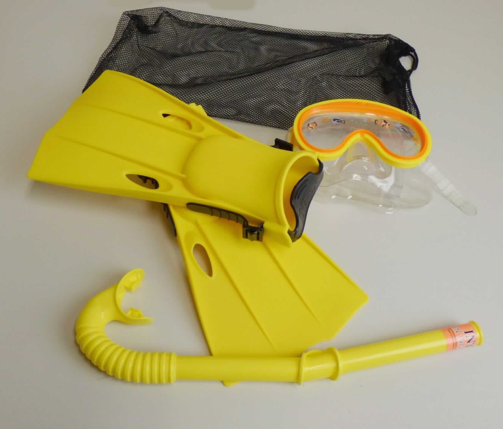 Ausrüstungsgegenstände für den Wassersport, sog. Tauch-, Schnorchel- und Schwimmset "Adventure View", bestehend aus 
- einer Tauchermaske
-- mit  einer gelben, flexiblen, wasserdichten Einfassung aus Kunststoff, die teilweise die Stirn und
   vollständig die Nase umschließt und mit einem klarsichtigen Glas aus Kunststoff versehen ist
-- mit einem verstellbaren Band aus Kunststoff zur Befestigung am Hinterkopf
-- keine Unterwasserbrille (Schwimmbrille) im Sinne der Position 9004, da die Maske nicht nur
   Augen, sondern auch weitere Teile des Gesichts bedeckt
- einem Paar Schwimmflossen
-- überwiegend aus gelbem Kunststoff, passend für Schuhgröße 35-37
-- mit einer Länge von ca. 30 cm
-- hinten offen, mit einem in der Länge verstellbaren Riemen über die Ferse zu tragen
- und einem Schnorchel
-- aus einem Kunststoffrohr gearbeitet, mit einer Länge von ca. 37,5 cm
-- mit einem weichen Mundstück
-- hinter dem Mundstück ist der Schnorchel biegsam und mit Rillen versehen
-- mit einer Kunststofflasche zur Befestigung an der Tauchermaske
-- am oberen Ende mit einer signalroten Aufkleber versehen
- gemeinsam in einem Beutel aus schwarzen Netzgewirken verpackt.

Das Set wird als "Ausrüstungsgegenstand für andere Sportarten, im Kapitel 95 anderweit weder genannt noch inbegriffen, für den Wassersport" eingereiht.