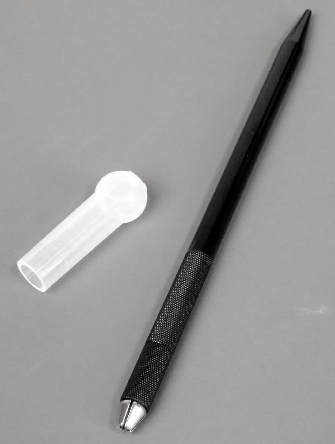 "Haltestift für Gravurklingen";

- in Form eines ca. 126 mm langen, mit freiem Arm zu handhabenden Stifts aus Aluminium, der
  an einem Ende mit einer durch Drehen verstellbaren Aufnahme aus vernickeltem Messing 
  versehen ist

- erkennbar ausschließlich zur Aufnahme von sog. Feingravierklingen oder Designmesserklingen
  aus unedlem Metall

- dient nach Einsetzen der Klingen als Bastelmesser im Modellbau

- auf einer bedruckten Pappunterlage aufgeblistert

Abbildung siehe Anlage.

Derartige Erzeugnisse gehören als "Teil aus unedlem Metall von anderen Schneidwaren (Papiermessern) mit arbeitendem Teil aus unedlem Metall" zur Codenummer 8214 1000 00 0 des Zolltarifs.