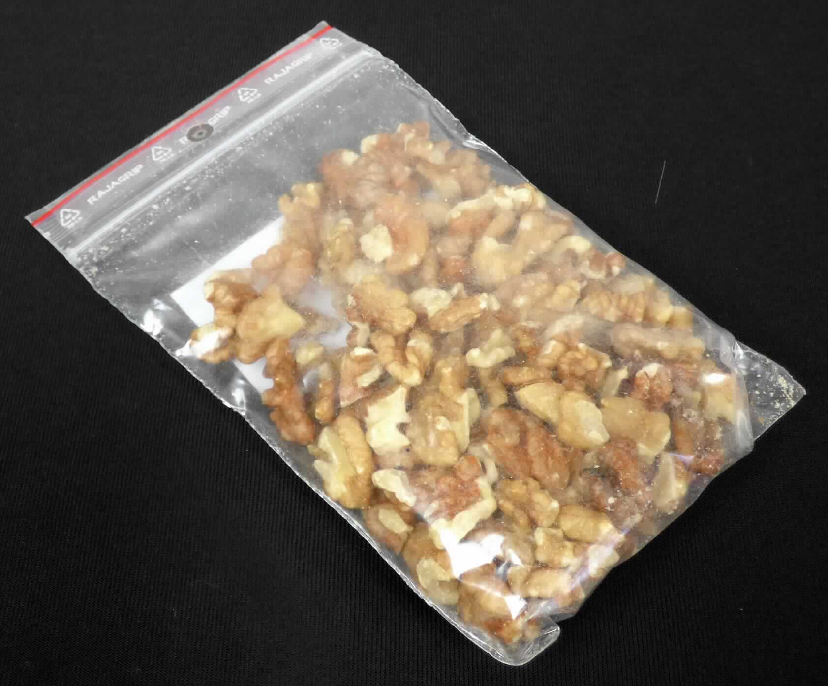 Walnüsse, geschält

Beschaffenheit des vorgelegten Warenmusters:
Unterschiedlich große Bruchstücke von Walnusskernen mit fest anhaftender hell- bis mittelbrauner Samenschale; Geschmack Walnüssen entsprechend, bitter.

Es ergeben sich keine Hinweise, dass die vorgelegte Warenprobe einer über Kapitel 8 der KN hinausgehenden Behandlung unterzogen wurde.

Schalenfrüchte, frisch oder getrocknet, Walnüsse ohne Schale.