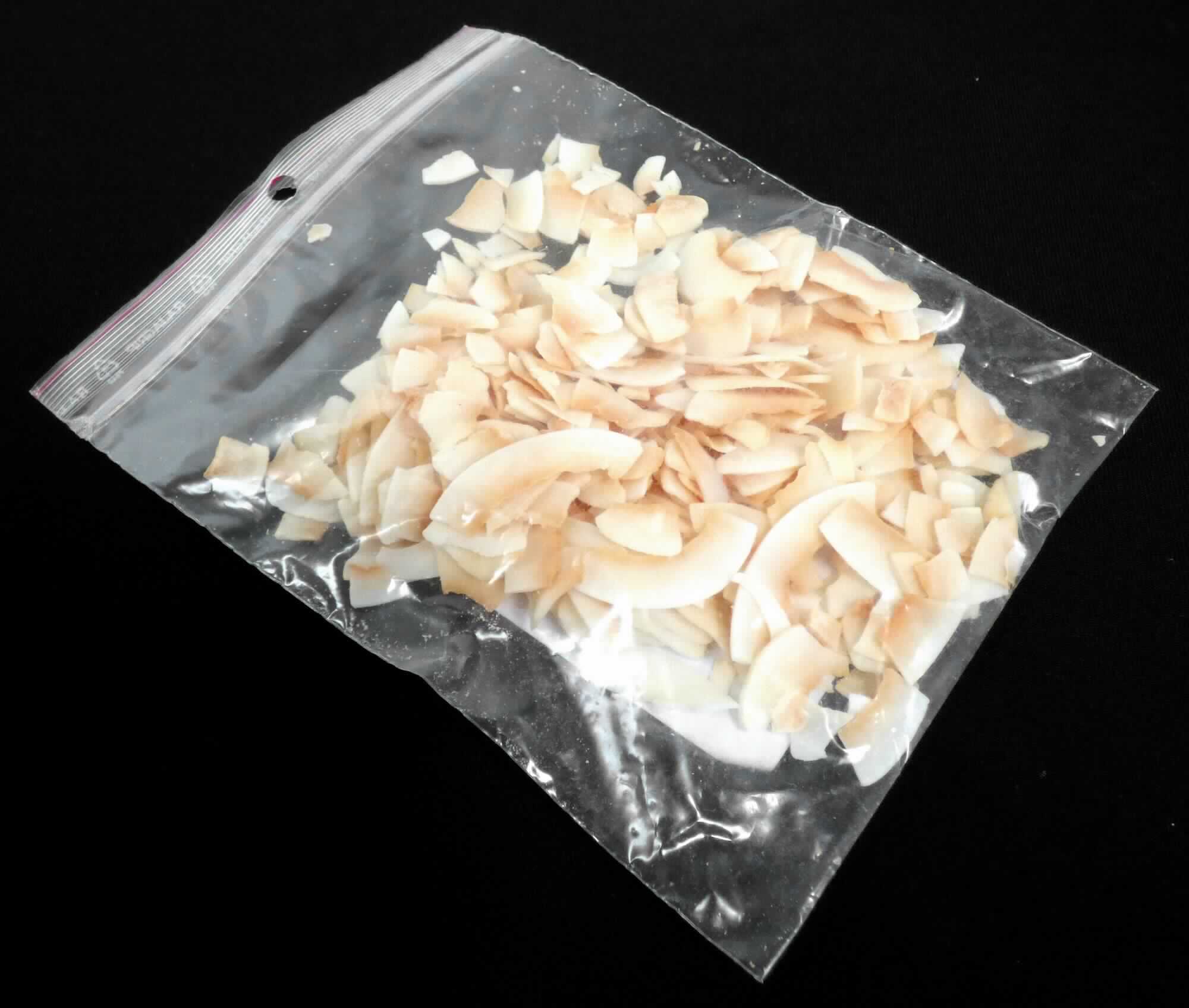 Kokosnusschips

Antragsangaben: Kokoschips, geröstet. Verpackungseinheit: 10 kg-Kartons, 25 kg-Papiersäcke.

Beschaffenheit des vorgelegten Warenmusters: cremefarbene, teilweise gebräunte, bis zu 3,5 cm lange, bis zu 1 cm breite und ca. 1 mm dicke, in der Form variierende, knackig und nach Kokosnuss schmeckende Chips mit Röstmerkmalen.

Früchte, Nüsse und andere genießbare Pflanzenteile, in anderer Weise zubereitet oder haltbar gemacht, auch mit Zusatz von Zucker, anderen Süßmitteln oder Alkohol, anderweit weder genannt noch inbegriffen, Schalenfrüchte, Erdnüsse und andere Samen, auch miteinander vermischt, andere als Erdnüsse, in unmittelbaren Umschließungen mit einem Gewicht des Inhalts von mehr als 1 kg, tropische Nüsse, andere.