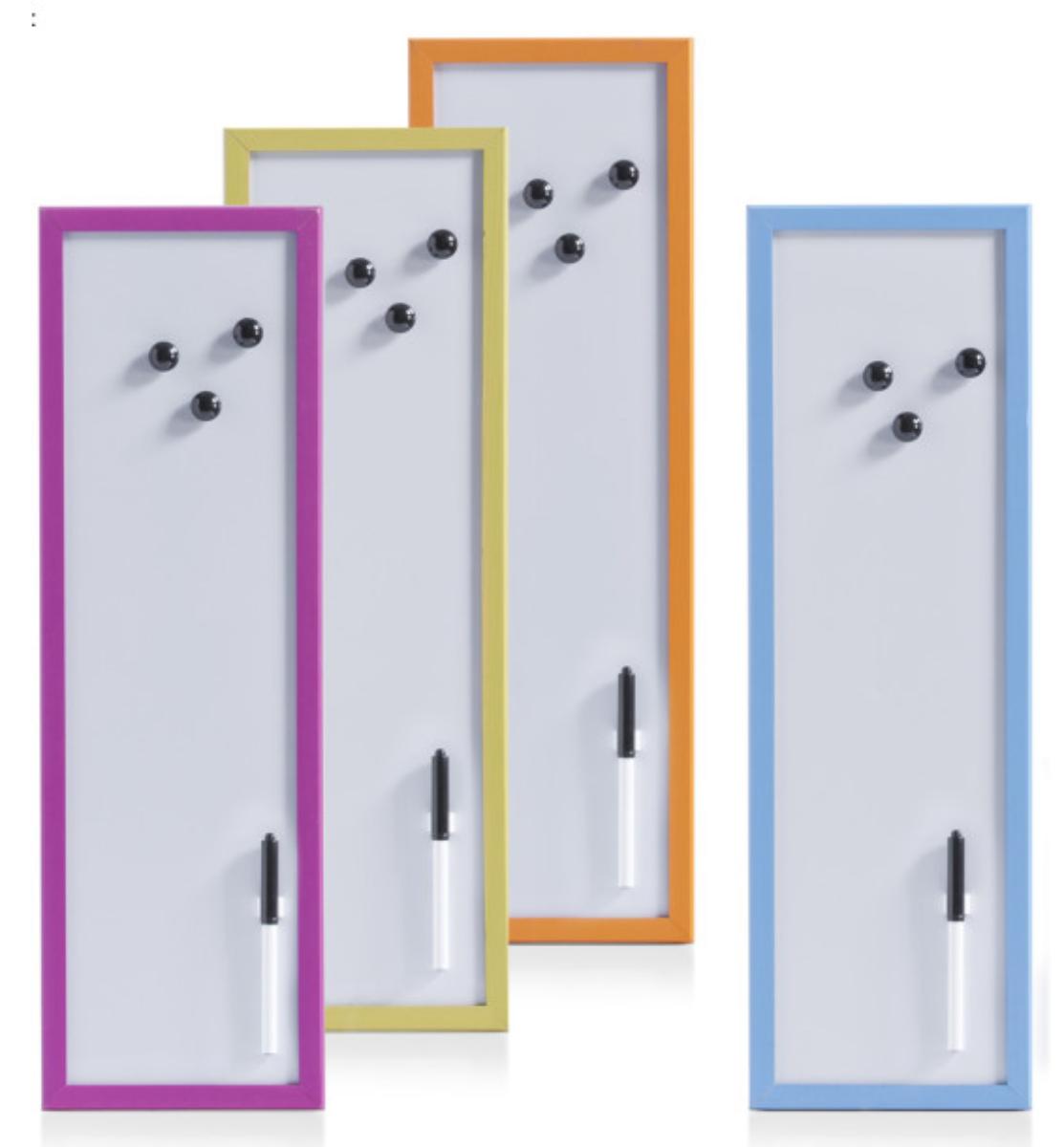 Bei der sog. "Magnet-/Schreibtafel" Art. 11536 handelt es sich um eine Warenzusammenstellung in Aufmachung für den Einzelverkauf, im Wesentlichen bestehend aus einer Tafel zum Beschreiben (charakterbestimmend im Hinblick auf den Umfang und die Bedeutung für die Verwendung), einem Stift mit poröser Spitze, einer Haltevorrichtung für den Stift aus Kunststoff, drei Magneten sowie Montagematerial für eine Wandbefestigung.

Die Tafel (Maße: ca. 60 x 20 cm) besteht aus einer magnetischen beschichteten Faserholzplatte mit Holzrahmen und ist zum Beschreiben mit dem beiliegenden Faserstift geeignet.
Mit den Magneten können Notizzettel (nicht Gegenstand vZTA-Entscheidung) befestigt werden.

Sämtliche Bestandteile befinden sich unter einer Blisterfolie.

Die Ware ist als "Tafel zum Schreiben, auch gerahmt" einzureihen.