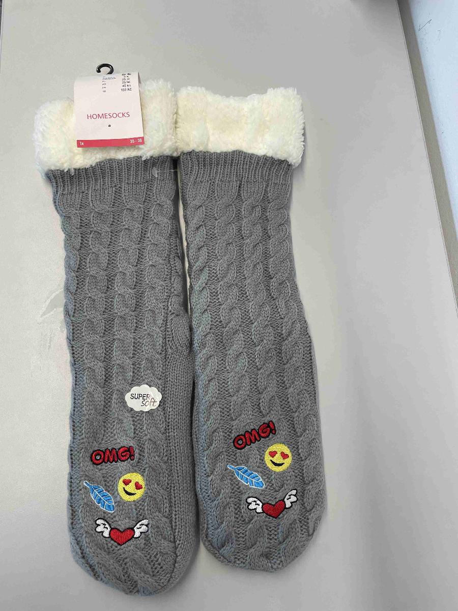 Socken, sog. Damen-Kuschelsocken, Größe 35-38, Foto siehe Anlage,
- laut Antrag in verschiedenen Designs,
- paarweise an einer bedruckten Pappkarte mit Kunststoffaufhänger befestigt,
- doppelt gearbeitet, mit einer Außen- und Innenseite aus unterschiedlichen Gewirken aus laut Antrag
  100 % synthetischen Chemiefasern,
- den Knöchel bedeckend, nicht bis zur Mitte der Waden reichend,
- mit ausgearbeiteter Ferse,
- je nach Design im unteren Bereich mit kleinen Stickereien verziert,
- durch Zusammennähen konfektioniert,
- auf der Lauffläche zur Erhöhung der Rutschfestigkeit mit Noppen aus laut Antrag Silikon versehen,
  die keine angebrachte Laufsohle darstellen.

"Socken, aus Gewirken, aus synthetischen Chemiefasern"