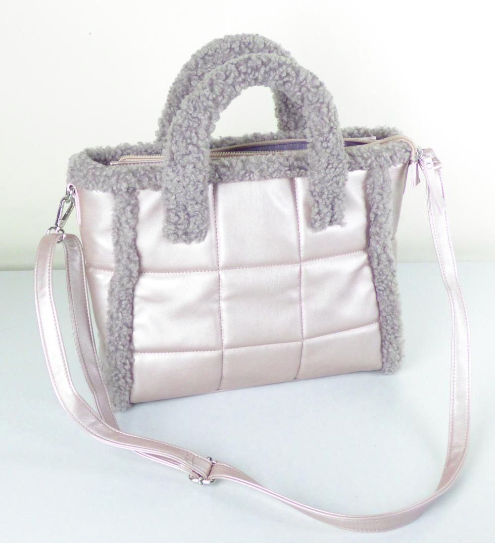 Handtasche, sog. lilac matallic Tasche NT2549A, Foto siehe Anlage,
- mit einer flächenmäßig überwiegenden Außenseite aus Kunststofffolien (charakterbestimmend);
  mit Steppnähten verziert,
- an den Rändern und Kanten mit Besätzen aus Plüschgewirken aus Spinnstoff,
- mit zwei Handtragegriffen,
- mit einem abnehmbaren, längenverstellbaren Schultertragegurt,
- mit einem entlang des oberen Rands verlaufenden Reißverschluss,
- - gefüttert; innen mit einem aufgesetzten, offenen Einsteckfach und einem eingesetzten
    Reißverschlussfach ausgestattet,
- mit den Abmessungen: ca. 32 cm (Breite) x 25 cm (Höhe) x 10 cm (Tiefe),
- Handtasche, da aufgrund der Größe und des Gesamteindrucks in erster Linie dazu geeignet, kleinere,
  persönliche Gegenstände aufzunehmen.

"Handtasche, mit Außenseite aus Kunststofffolien"