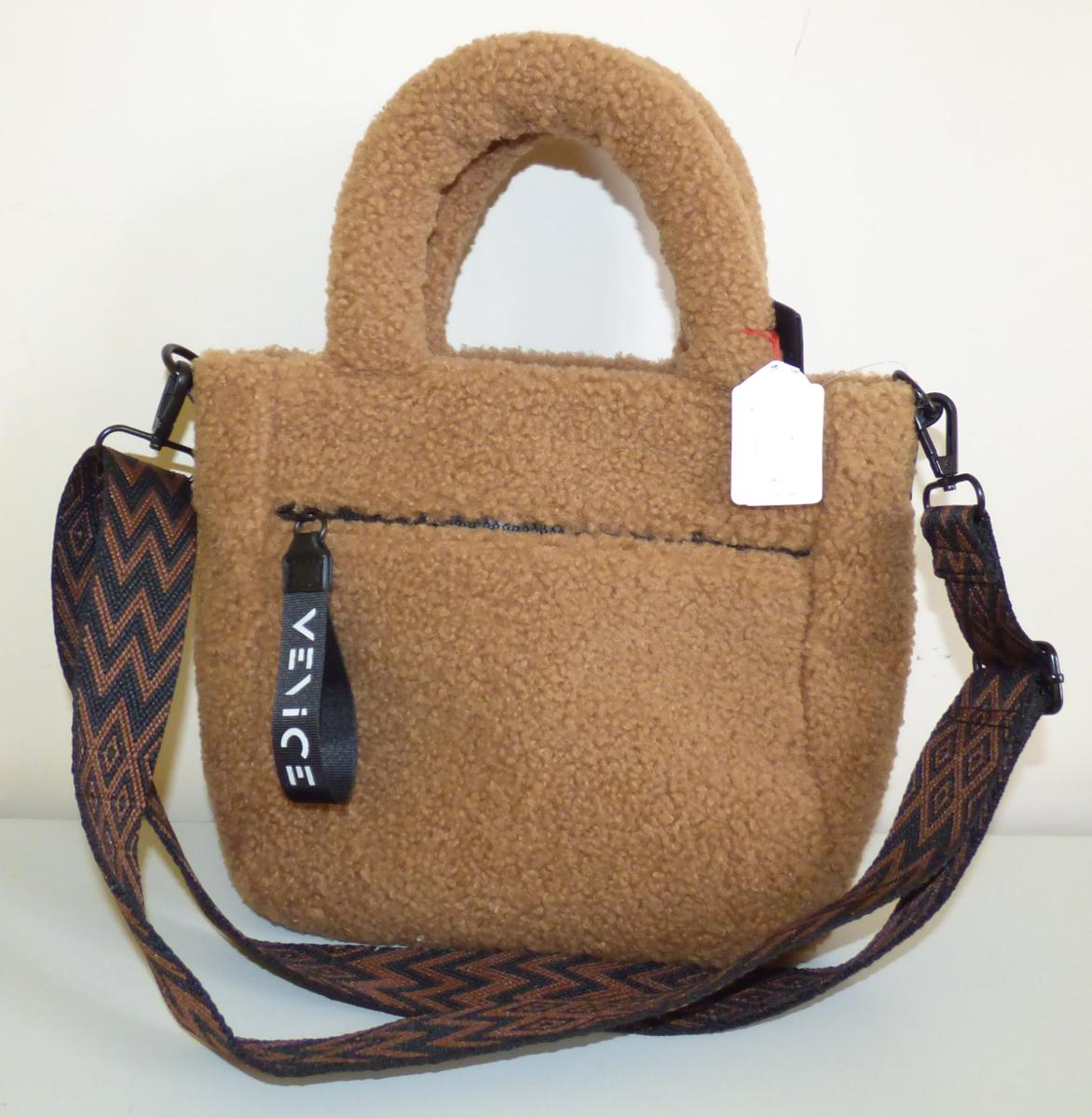 Handtasche, sog. Fake Fur Tasche NT2762A, Foto siehe Anlage,
- mit einer flächenmäßig überwiegenden Außenseite aus Spinnstoffen (charakterbestimmend),
- am Bodenteil mit einer Außenseite aus Kunststofffolien,
- mit zwei Handtragegriffen und einem abnehmbaren, längenverstellbaren Schultertragegurt,
- an der Vorderseite mit einem eingesetzten Reißverschlussfach,
- das Hauptfach ist mit einem entlang des oberen Rands verlaufenden Reißverschluss versehen,
- - gefüttert; mit einem aufgesetzten, offenen Einsteckfach und einem eingesetzten Reißverschluss-
    fach ausgestattet,
- mit den Abmessungen: ca. 28 cm (Breite) x 22 cm (Höhe) x 11 cm (Tiefe),
- nicht handgearbeitet (laut Antrag),
- Handtasche, da aufgrund der Form, der Größe und des Gesamteindrucks in erster Linie dazu
  geeignet, kleinere, persönliche Gegenstände aufzunehmen.

"Handtasche, mit Außenseite aus Spinnstoffen, nicht handgearbeitet"