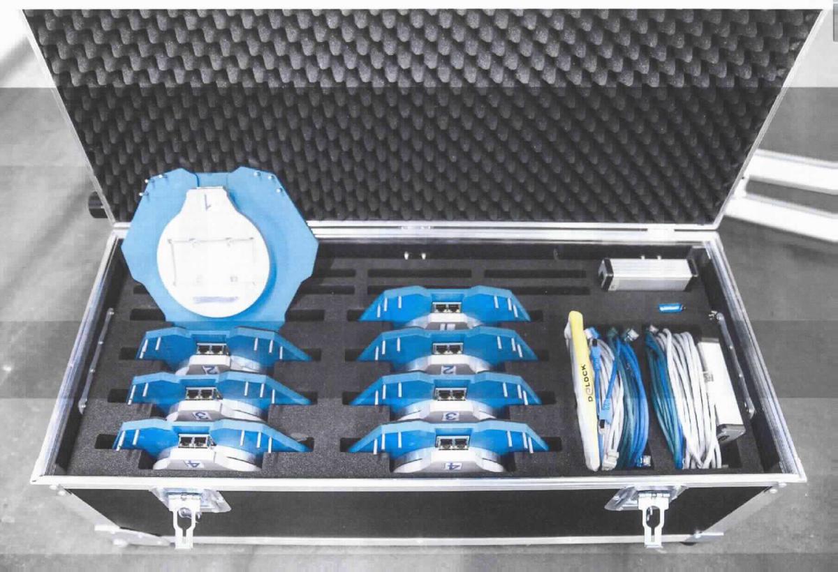 So genanntes Trampolin Messsystem als Warenzusammenstellung in Aufmachung für den Einzelverkauf, im Wesentlichen bestehend aus acht speziell gefertigten Quira Sensorplatten aus unedlem Metall, Keramik und Kunststoffen und zwei Messverteilerboxen, im Wesentlichen bestehend aus einem Metallgehäuse (B x T x H ca.: 10,5 x 12,8 x 3,3 cm; zur äußeren Form siehe Abbildung in der Anlage) mit vier Gummi-Standfüßen und sieben Kabelanschlüssen. Die Messverteilerboxen und die Sensorplatten sind über insgesamt acht Patchkabeln (Bestandteil dieser vZTA-Entscheidung) mit einander verbunden (funktionelle Einheit) und bilden zusammen als Trampolin Messsystem den im Hinblick auf die Verwendung und Umfang den charakterbestimmenden Bestandteil der Warenzusammenstellung.
Weitere Bestandteile sind zwei USB-Kabel, durch die die Messverteilerboxen an einen Computer (nicht Gegenstand dieser vZTA-Entscheidung) angeschlossen werden können und ein USB-Stick mit Software zum Betrieb des Systems.
Alle Bestandteile sind gemeinsam in einem Pappkarton mit Schaumstofffüllung verpackt.
Das System wird bei einem oder zwei Trampolinen (nicht Gegenstand dieser vZTA-Entscheidung) montiert um die Synchronizität, Position und Höhe der springenden Person zu erfassen. Das System wird über einen Computer mit Hilfe einer Software (USB-Stick) ausgewertet. Die Messung erfolgt durch die optische Abtastung der Bewegung von Bauteilen der Messplatten unter Last während der Benutzung des Trampolins.
Die Waren werden als "optische Geräte zum Messen oder Prüfen, in Kapitel 90 anderweit weder genannt noch inbegriffen, andere als Unterposition (KN) 9031 1000 bis 9031 4910" eingereiht.