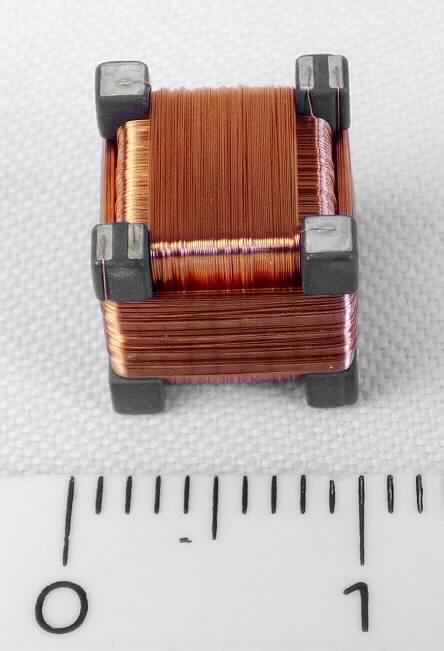 Transformator, sog. "Cubeantenna",
- aus drei unterschiedlichen, induktiv gekoppelten Kupferdrahtwicklungen auf einem 
  gemeinsamen Ferritkern in Kubusform (Abmessungen: 9 x 9 x 9 mm),
- mit sechs Anschlusskontakten,
- mit einer Leistung von weniger als 1 kVA,
- zur Verwendung als Antenne;
- aufgemacht in einem Blistergurt oder in einer Blisterpalette.

Das Erzeugnis ist als "elektrischer Transformator, kein Transformator mit Flüssigkeitsisolation, mit einer Leistung von 1 kVA oder weniger, kein Messwandler, nicht von der TARIC-Unterposition 8504 3180 10 bis 8504 3180 50 erfasst" einzureihen.