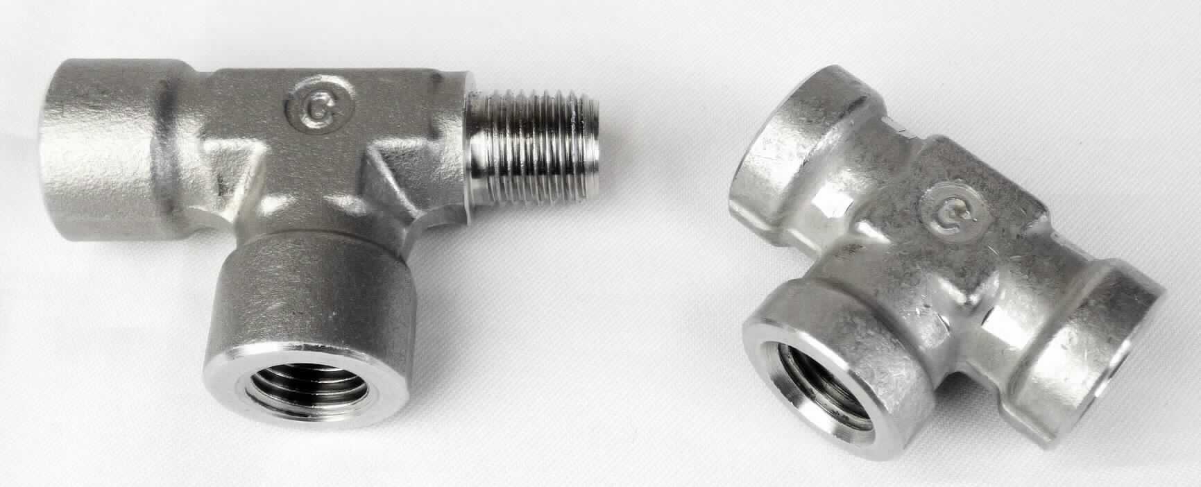 Rohrverbindungsstücke (T-Stücke mit Gewinde) aus Stahl

Bei der Ware handelt es sich um zylindrische Hohlkörper in Form von T-Stücken. Alle drei Seiten können mit einem Außengewinde versehen sein. Alternativ können auch alle Seiten mit einem Innengewebe versehen sein oder gemischt Außen- und Innengewinde aufweisen. Bei dem Material handelt es sich um einen nicht rostenden Stahl mit der Werkstoffnummer 1.4401. Die Erzeugnisse dienen zum Verbinden von Rohren. 

Die Ware ist als "andere Rohrverbindungsstücke aus nicht rostendem Stahl, mit Gewinde" in die Codenummer 7307 2910 90 0 des Zolltarifs einzureihen.