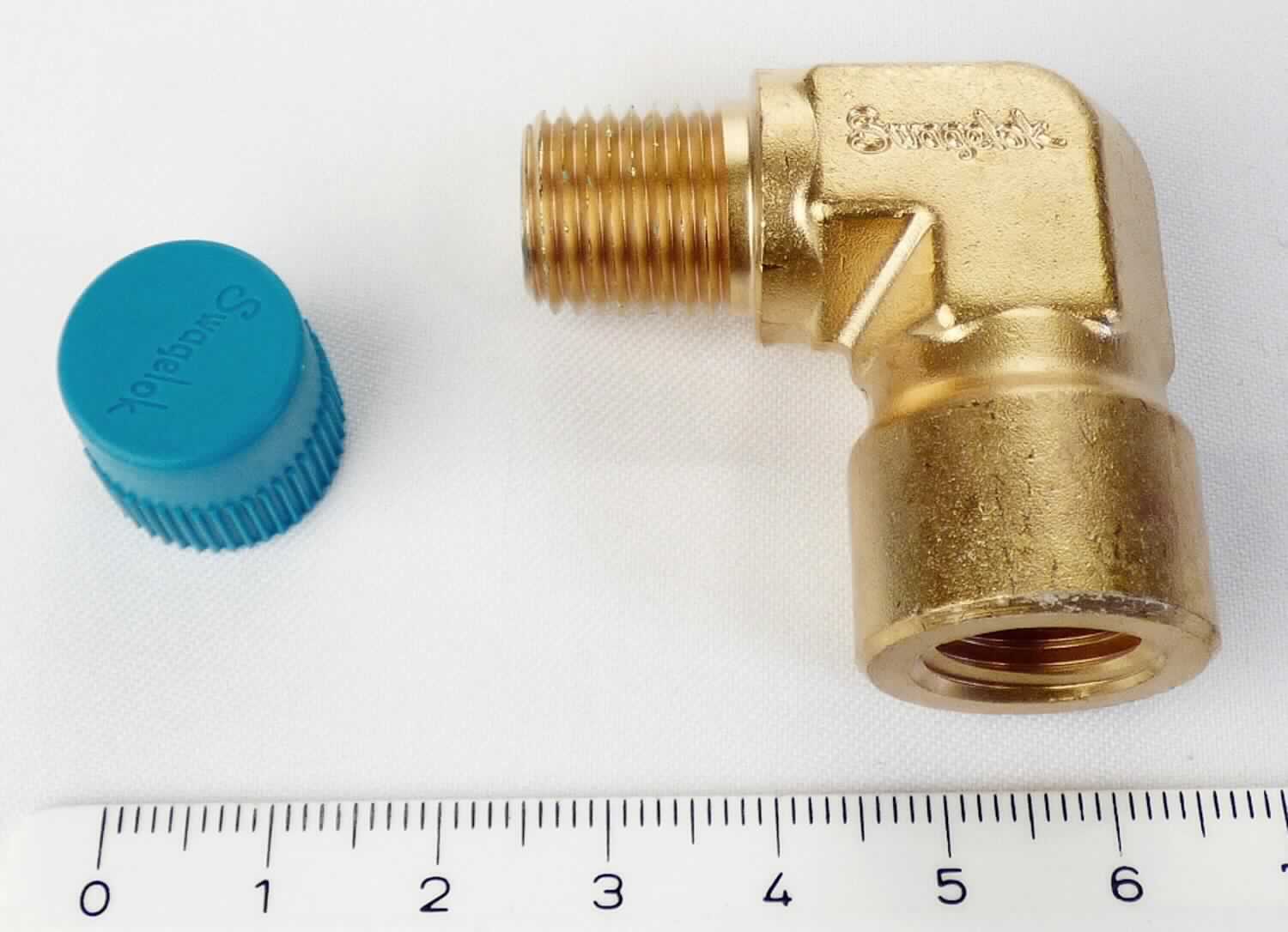 Rohrverbindungsstück aus Messing

Bei der Ware handelt es sich um ein um 90 ° gewinkeltes Rohrverbindungsstück aus einer Kupfer-Zink-Legierung
(Messing). Beide Enden können mit einem Außengewinde oder einem Innengewinde versehen sein. Alternativ kann auch ein Ende mit einem Außen- und das andere mit einem Innengewinde versehen sein. Die Erzeugnisse dienen zum Verbinden von Rohren.

Die Ware ist als "Rohrverbindungsstück aus einer Kupferlegierung" in die Codenummer 7412 2000 00 0 des Zolltarifs einzureihen.