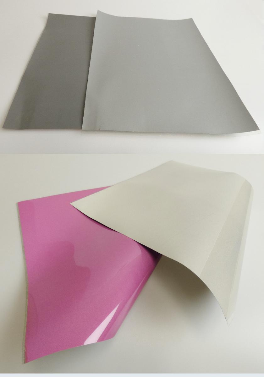 Angaben des Antragstellers:
Folie aus Polyurethan
Folienaufbau: Meterware auf Rollen mit einer Breite von >5 mm bis 1070 mm
1) 50 µm biaxial gestrecktes PET und 30-35 g/m2 Acrylatselbstkleber
2) Glaskugeln und PU-Kleber (150 µm)

Feststellungen an Warenmustern:
Es wurden 2 Abschnitte einer rosafarbenen und einer silbergrauen Folie vorgelegt. Die Abschnitte sind auf der farbigen Seite mit einer selbstklebenden Schutzfolie versehen. Die Folien sind mehrlagig aufgebaut und enthalten eine Lage aus farblosen Glaskugeln.
Die Folien bestehen überwiegend aus Polyurethan. Die Folie aus Polyurethan ist charakterverleihend. Die selbstklebende Folie dient als Schutzfolie.

Befund:
Es liegt eine andere Folie aus Polyurethan der Unterposition (KN) 3920 9928 vor.