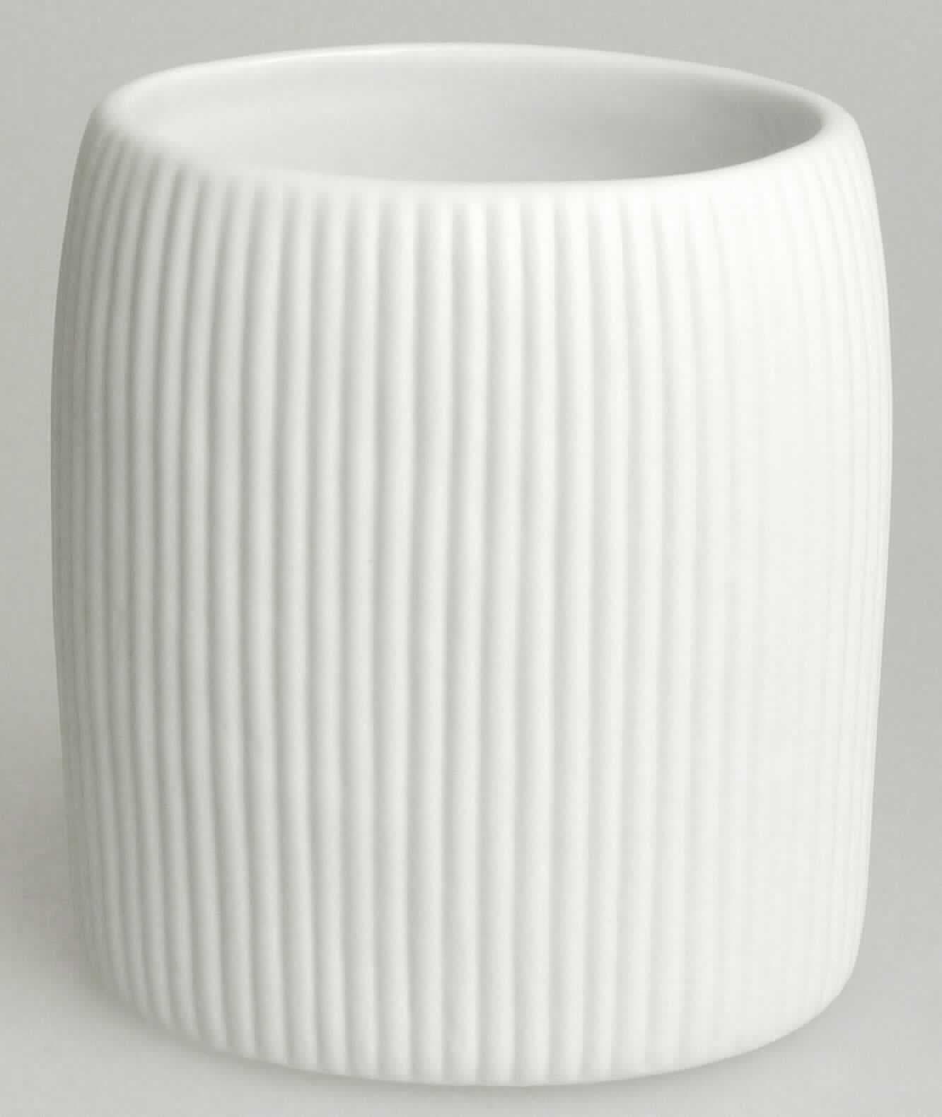 Keramischer Toilettengegenstand, Foto siehe Anlage,
- weißer, innen glasierter Becher; auf der Außenseite unglasiert und mit Rillenstruktur,
- in den Abmessungen: ca. 8,5 cm (Breite) x 6,5 cm (Tiefe) x 10 cm (Höhe),
- keramisches Erzeugnis; nach der Formgebung gebrannt; tonmineralhaltiges Material enthaltend, 
- - nach dem Ergebnis der wissenschaftlichen Untersuchung aus Porzellan bestehend,
- zur Verwendung als Zahnputzbecher im Badezimmer bestimmt. 

"Keramischer Toilettengegenstand, aus Porzellan"