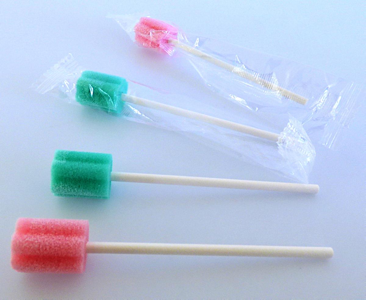 Mundpflegemittel; Mundpflegestäbchen

Bei der vorliegenden Ware handelt es sich um Stäbchen aus einem Papierstiel und einem angerauten Schaumstoffkopf, die zur Mundpflege in der Altenpflege und Krankenpflege verwendet werden sollen (Länge: 11 cm). Die Stäbchen sind einzeln in einem Folienbeutel verpackt und in einem Pappkarton umverpackt. Die Stäbchen werden in verschiedenen Geschmacksrichtungen oder geschmacksneutral gehandelt.

Die Ware ist als anderes zubereitetes Zahn- und Mundpflegemittel in die Unterposition 3306 9000 der Kombinierten Nomenklatur einzureihen.