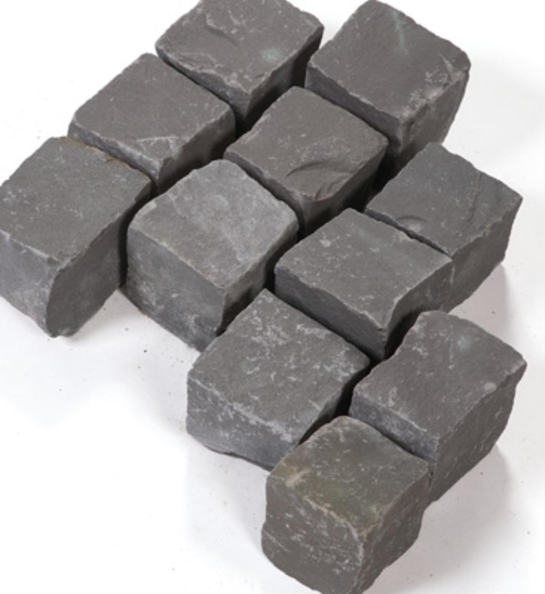 Angaben:
Pflastersteine GRAUWACKE; Bearbeitung: allseits gespalten; Material: Sandstein; Farbe: dunkelbraun-grau.

Befund:
Pflastersteine, aus Naturstein.