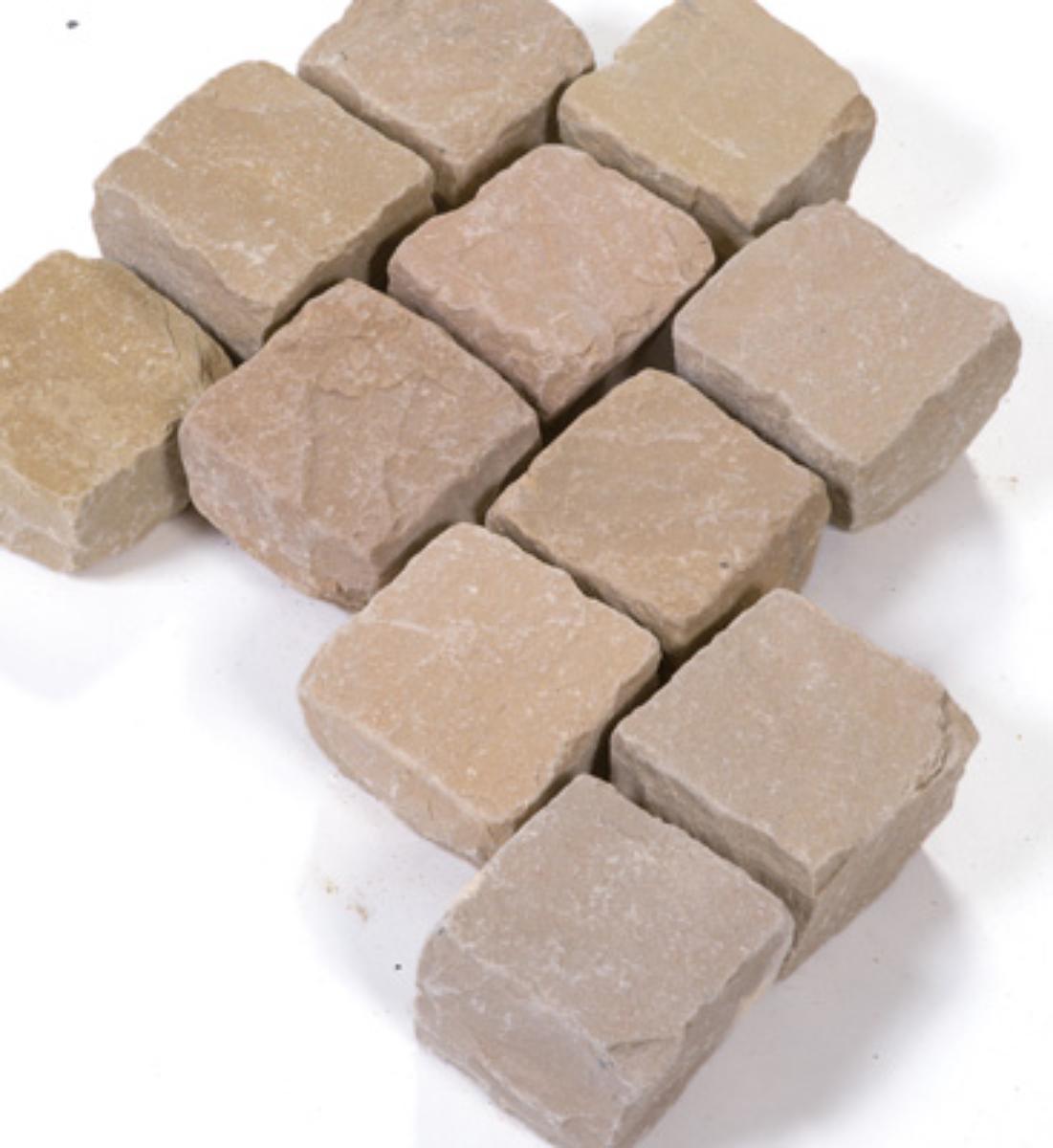 Angaben:
Pflastersteine MANDRA; Bearbeitung: allseits gespalten; Material: Sandstein; Farbe: gelb-hellbeige.

Befund:
Pflastersteine, aus Naturstein.