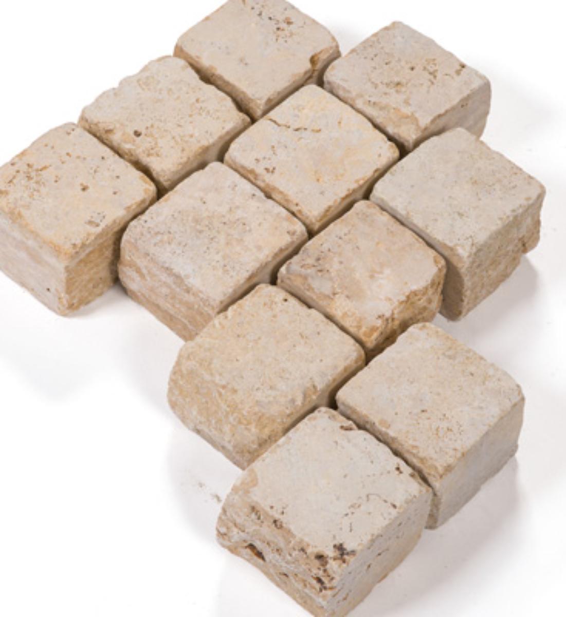 Angaben:
Pflastersteine DORATO; Bearbeitung: Oberfläche gesägt, Kanten getrommelt, Seiten teils gesägt, teils gespalten; Material: Travertin; Farbe: gold-gelb-beige.

Befund:
Bearbeitete Werksteine und Waren daraus, Travertin.