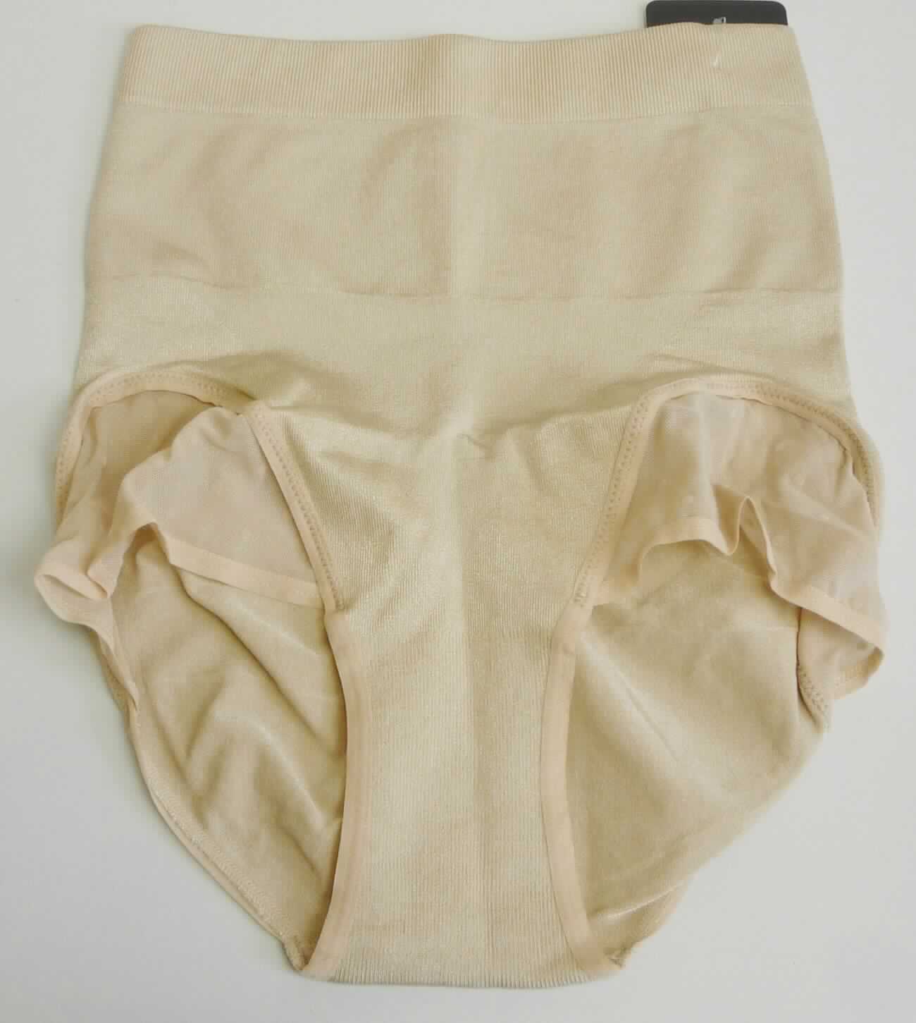 Slip, sog. Miederslip mit Mesheinsatz, Größe S, Foto siehe Anlage,
- aus bis zu ca. 1 mm dicken, unterschiedlich strukturierten, einfarbigen (hautfarben) Gewirken aus laut Antrag 
  90 % Polyamid und 10 % Elasthan (Elastomergarn, alles synthetische Chemiefasern),
- als Taillenslip gearbeitet; mit einem ca. 3,5 cm breiten, elastischen Bund,
- ohne Eingriff, ohne Öffnung und ohne Verschluss,
- aufgrund des Schnitts eindeutig als Frauenkleidung erkennbar,
- mit ca. 15 cm hohen Seitenteilen (vom Beinauschnitt bis zum oberen Rand gemessen),
- mit hohen Beinausschnitten, mit einem Einsatz aus netzartig durchbrochenen, mit Punkten bedruckten 
  Gewirken, an allen Rändern mit elastischen Abschlüssen,
- weist aufgrund der Verarbeitung (hohe Elastizität in Längs- und Querrichtung) nicht die Eigenschaften einer
  Miederhose im Sinne der Position 6212 auf und stellt sich auch nicht als Ware der Unterposition 6212 90 dar.

"Slip, aus Gewirken, für Frauen, aus Chemiefasern"