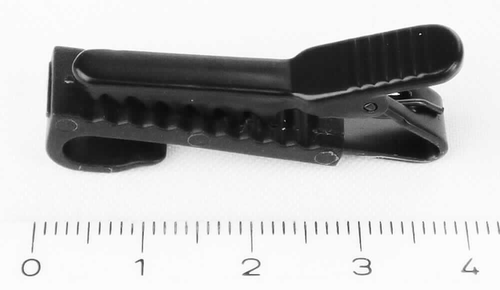 Es handelt sich um längliche Klammern aus unedlem Metall, mit einem gezahnten Schenkel, der in etwa über drei Viertel seiner Länge klappbar ist und über eine Spiralfeder niedergehalten wird, und mit einem unbeweglichen Schenkel, der einen geriffelten Überzug aus Kunststoff oder Kautschuk aufweist. Der bewegliche Schenkel ist an einem Ende zu einem abgewinkelten, geriffelten Griffstück ausgearbeitet. Der Überzug aus Kunststoff oder Kautschuk ist am äußeren Ende hakenförmig umgeschlagen.
Die Waren werden an der Kleidung befestigt und dienen zur Führung und Halterung eines Verbindungskabels zwischen einem Mini-Computer und einer Datenbrille.
Unedles Metall bestimmt insbesondere aufgrund seiner Bedeutung für die Verwendung und seines Umfangs den Charakter der aus verschiedenen Stoffen zusammengesetzten Waren.
- Antragstellerangaben - 

Abbildung siehe Anlage.

Derartige Erzeugnisse gehören als "Klammern, aus unedlen Metallen, für Kleidung" zur Codenummer 8308 1000 00 0 des Zolltarifs.

Nicht Position 8473, da die Klammer den Anwendungsbereich des Computers bzw. der Datenbrille nicht erweitert (somit kein Zubehör).