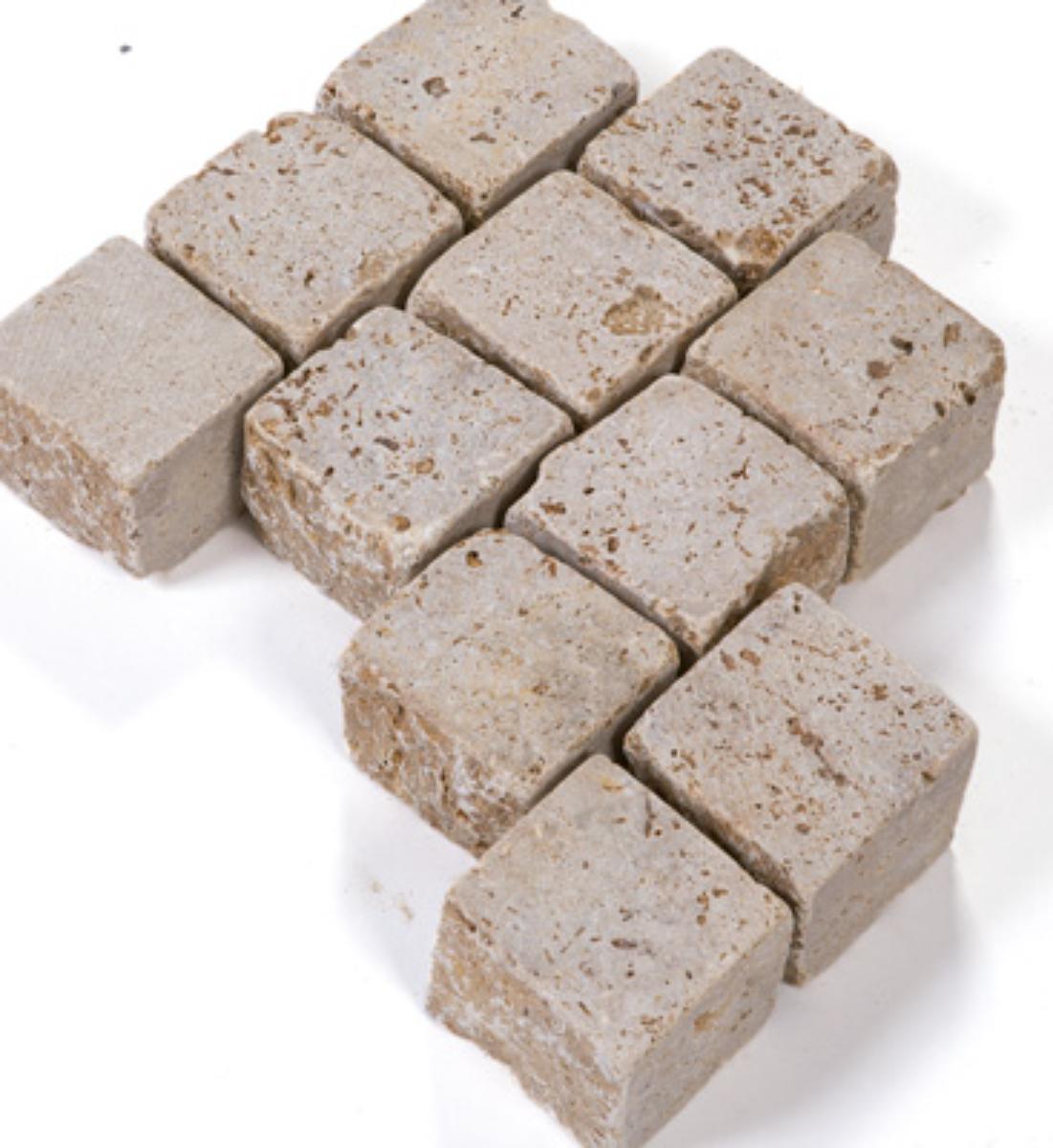 Angaben:
Pflastersteine NOCE TOROSA®; Bearbeitung: Oberfläche gesägt, Kanten getrommelt, Seiten teils gesägt, teils gespalten; Material: Travertin; Farbe: hellbraun.

Befund:
Bearbeitete Werksteine und Waren daraus, Travertin.