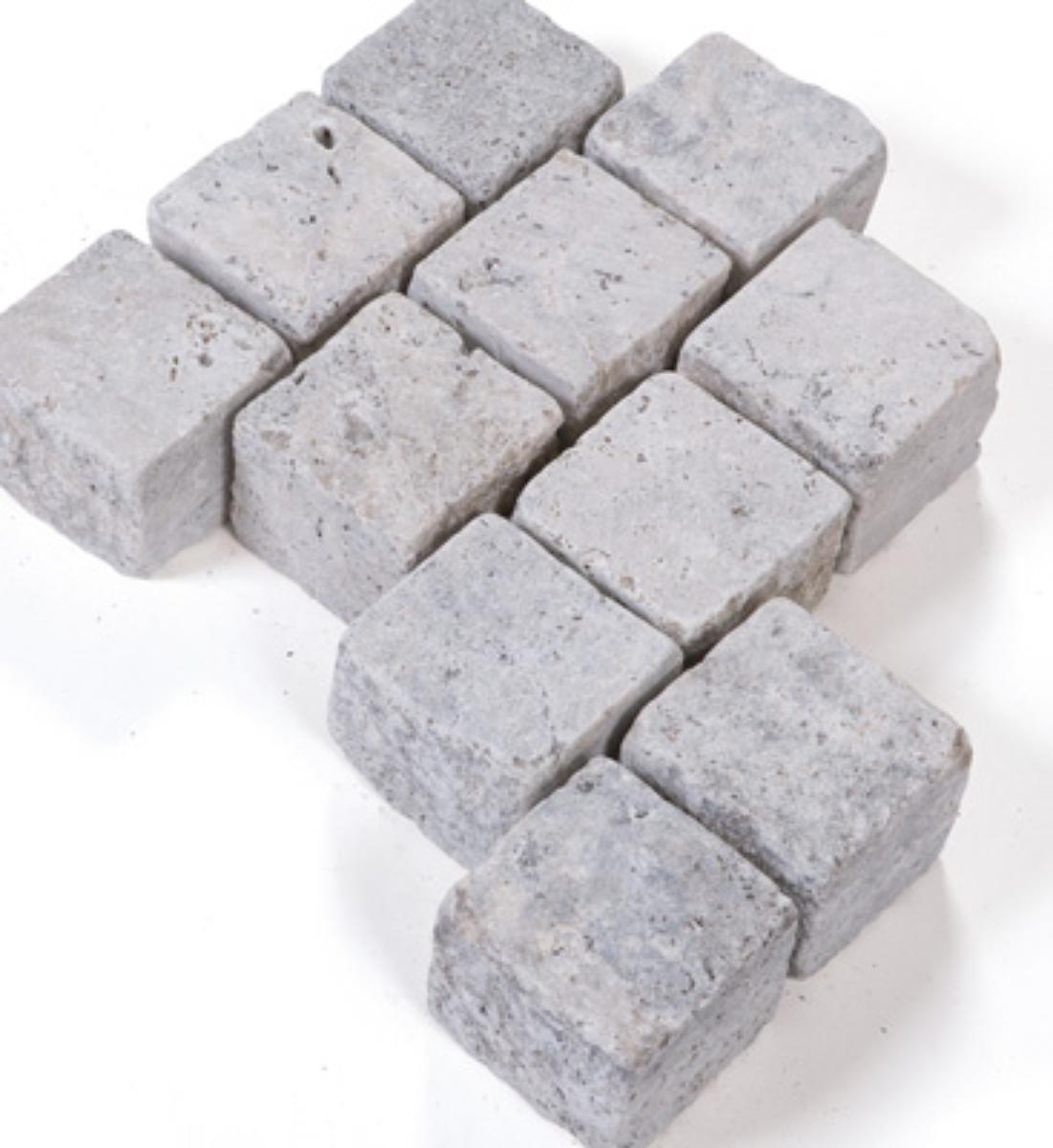 Angaben:
Pflastersteine SILVERATO; Bearbeitung: Oberfläche gesägt, Kanten getrommelt, Seiten teils gesägt, teils gespalten; Material: Travertin; Farbe: silbergrau.

Befund:
Bearbeitete Werksteine und Waren daraus, Travertin.