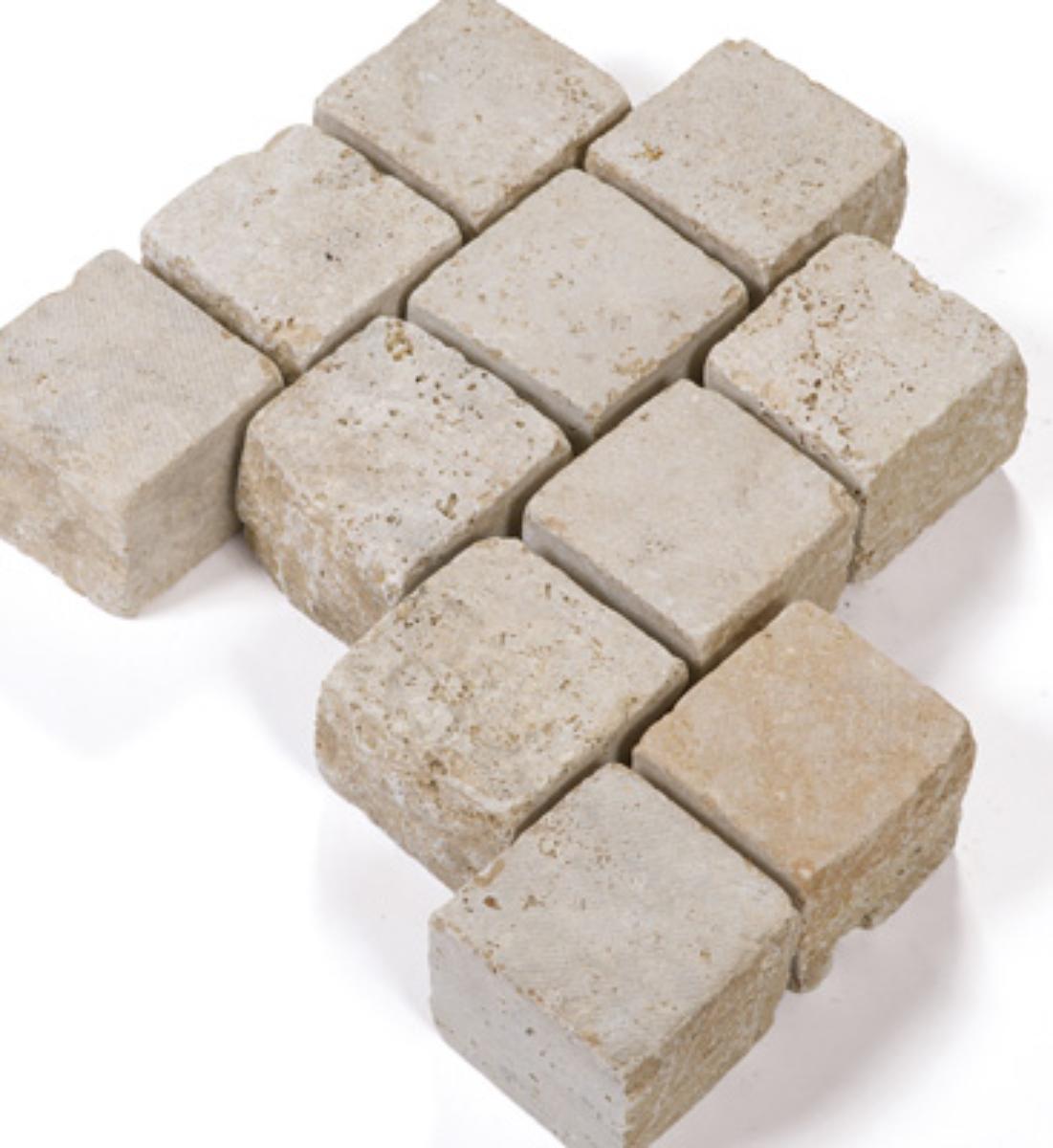 Angaben:
Pflastersteine TOLEDO antik; Bearbeitung: Oberfläche gesägt, Kanten getrommelt, Seiten teils gesägt, teils gespalten; Material: Travertin; Farbe: braun-beige.

Befund:
Bearbeitete Werksteine und Waren daraus, Travertin.
