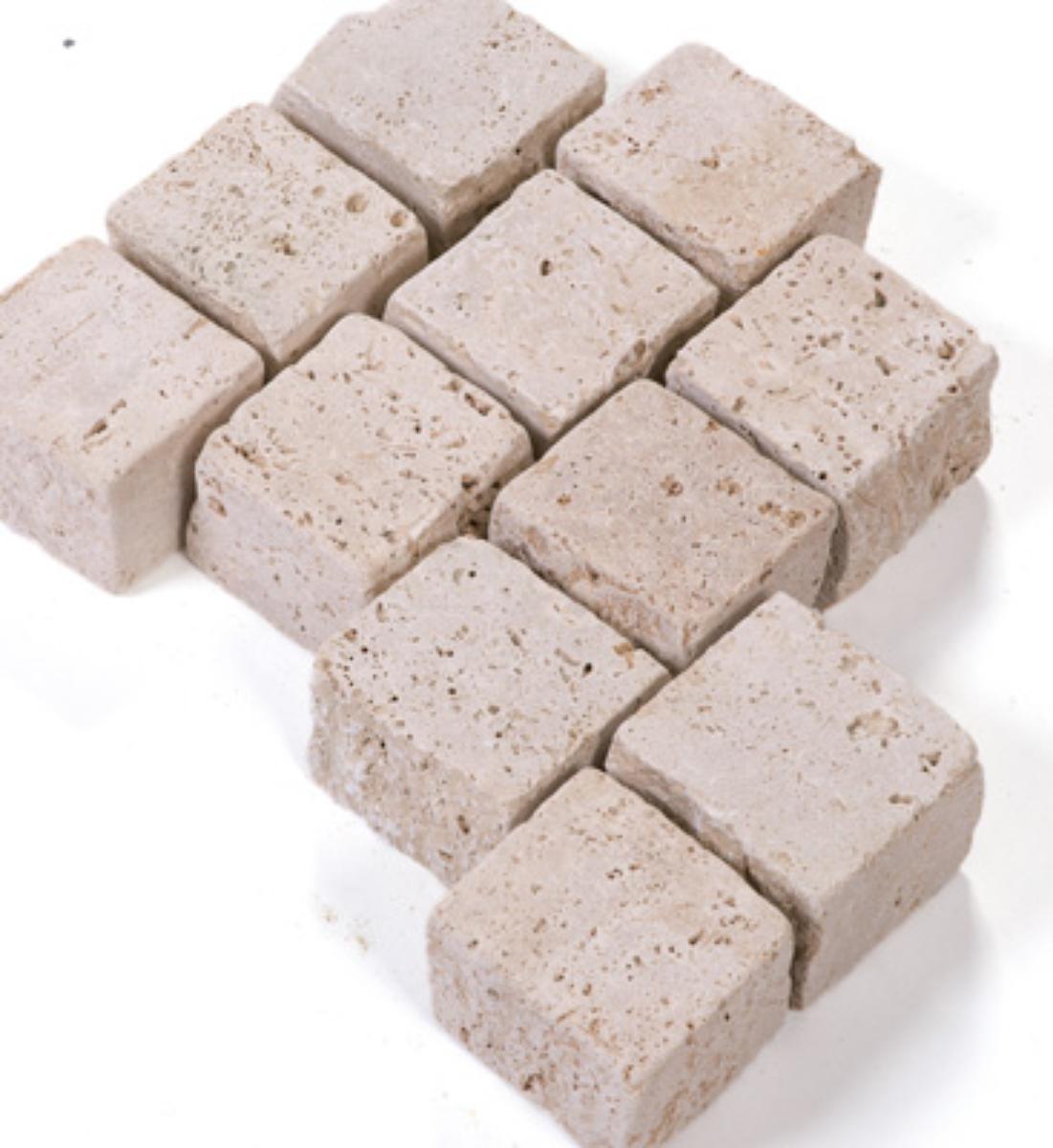 Angaben:
Pflastersteine VANILLA ROMANA®; Bearbeitung: Oberfläche gesägt, Kanten getrommelt, Seiten teils gesägt, teils gespalten; Material: Travertin; Farbe: creme-beige.

Befund:
Bearbeitete Werksteine und Waren daraus, Travertin.