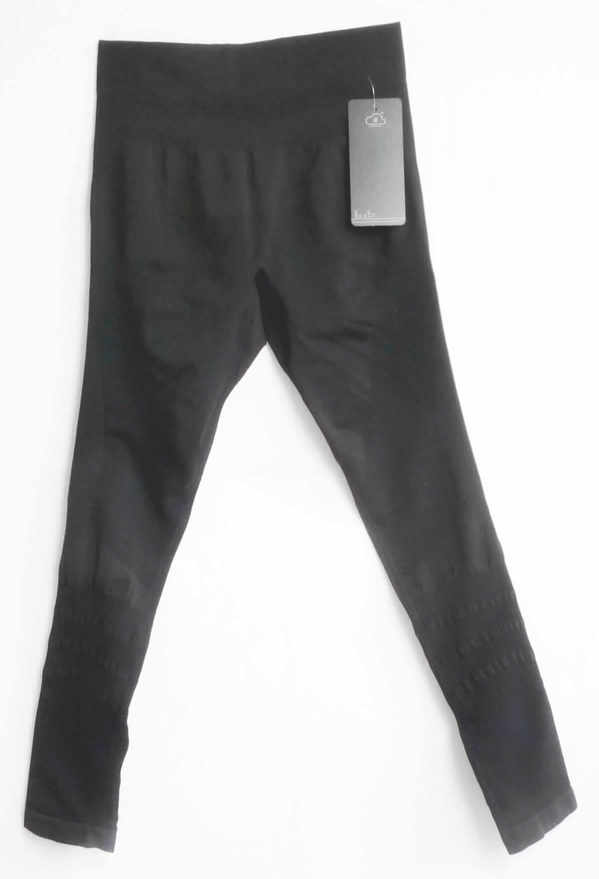 Lange Unterhose, sog. Funktionsunterhose Seamless, Größe S, Foto siehe Anlage,
- aus bis zu ca. 1,2 mm dicken, unterschiedlich strukturierten, einfarbigen (schwarz) Gewirken aus laut 
  Antrag 55 % Polyester, 35 % Polyamid und 10 % Elasthan (Elastomergarn, alles synthetische Chemiefasern), 
- in der Taille abschließend, mit einem ca. 5 cm breiten, doppelt gearbeiteten, elastischen Taillenbund,
- ohne Eingriff, ohne Öffnung und ohne Verschluss,
- ohne Hinweise auf den Trägerkreis (unisex),
- im Schrittbereich mit Zwickel,
- an den Beininnenseiten mit flachen Überwendlichnähten gearbeitet, 
- mit knöchellangen Hosenbeinen; an den Beinabschlüssen durch Umschlagen und Festnähen gesäumt, 
- kennzeichnet sich aufgrund der Ausstattung (u. a. Überwendlichnähte) als lange Unterhose; weist aufgrund der 
  Verarbeitung (hohe Elastizität in Längs- und Querrichtung) nicht die Eigenschaften einer Miederhose im Sinne 
  der Position 6212 auf und stellt sich auch nicht als Ware der Unterposition 6212 90 dar.

"Unterhose, aus Gewirken, für Frauen, aus Chemiefasern"
