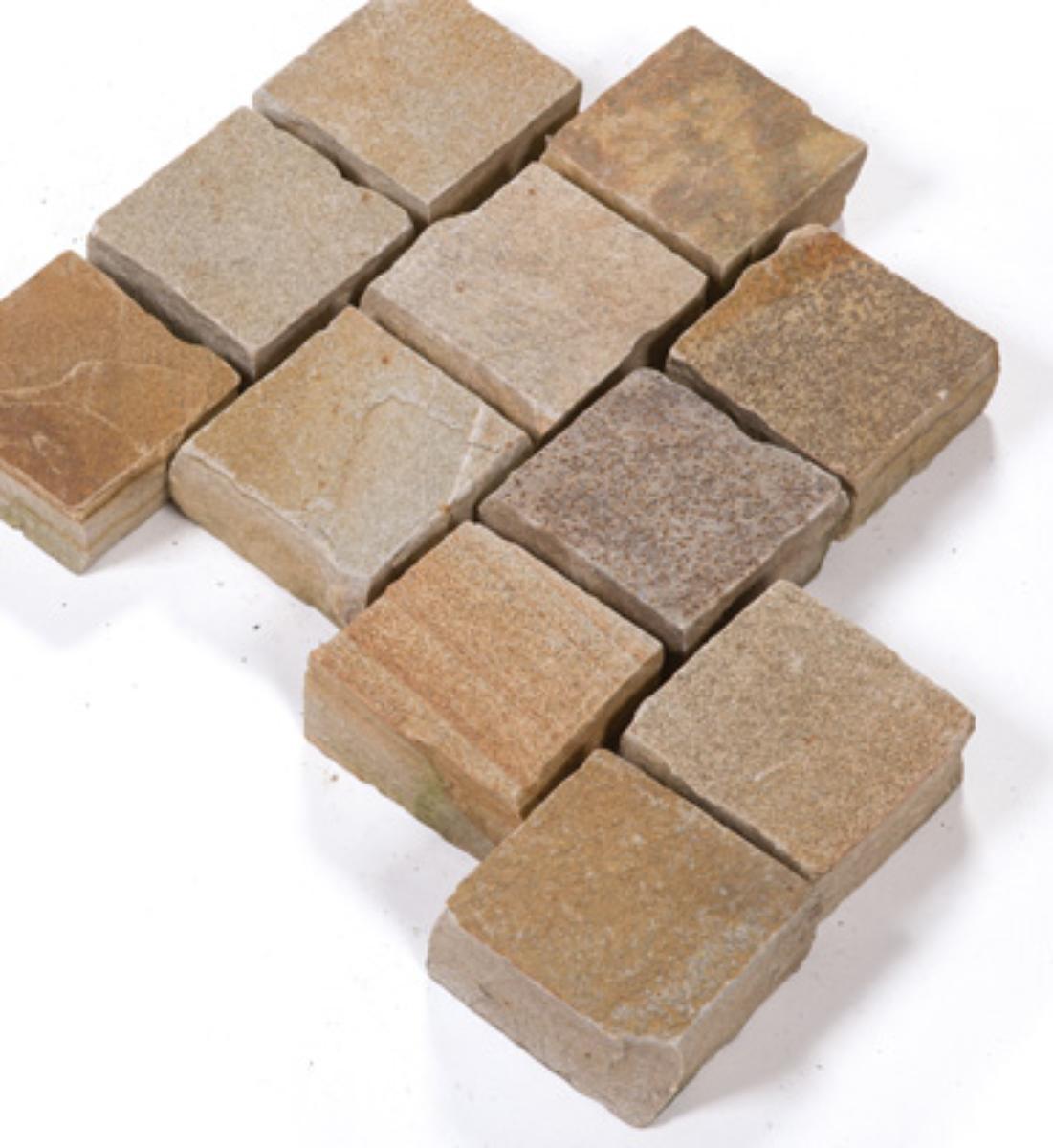 Angaben:
Pflastersteine LIMERICK GOLD; Bearbeitung: Oberfläche spaltrau, Seiten gespalten; Material: Quarzit; Farbe: gold-gelb-gemischt.

Befund:
Pflastersteine, aus Naturstein.
