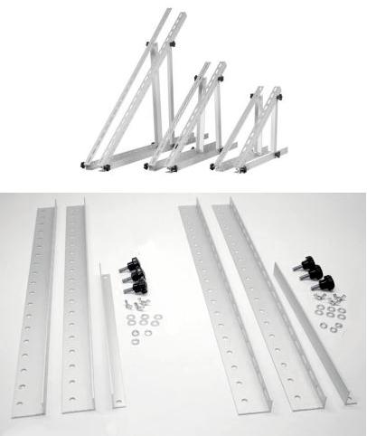 Es handelt sich um Halterungen zur Befestigung von Solarmodulen mit flexibel einstellbarem Neigungswinkel in drei verschiedenen Größen (sog. Mono Axial Zero “Artikel-Nr. 391408“ mit einer Profillänge von etwa 556 mm, Mono Axial Two “Artikel-Nr. 390856“ mit einer Profillänge von etwa 1040 mm sowie Mono Axial Three “Artikel-Nr. 391633 mit einer Profillänge von etwa 1100 mm) in Form von Bausätzen, jeweils bestehend aus
- vier L-Profilen aus einer Aluminiumlegierung mit gewichtsmäßig vorherrschendem Aluminiumgehalt (EN AW-5052), welche auf dem einen Schenkel mit regelmäßig verteilten Langlöchern und auf dem anderen Schenkel mit regelmäßig verteilten Bohrungen versehen sind,
- zwei L-Profilen aus einer Aluminiumlegierung mit gewichtsmäßig vorherrschendem Aluminiumgehalt (EN AW-5052), welche auf dem einen Schenkel an beiden Enden jeweils eine Bohrung aufweisen, und
- Montagematerial (sechs Flügelschrauben mit einem Kunststoffkopf, sechs Flügelmuttern, zwölf Unterlegscheiben und sechs Federringe, je aus Stahl (AISI 304)), zum Zusammenbau der Halterung.
Der Bausatz ist gemeinsam mit einer Bedienungsanleitung in einem Pappkarton für den Einzelverkauf aufgemacht und dient nach dem Zusammenbau zur Befestigung von Solarmodulen (nicht Gegenstand dieser vZTA) am Boden und an Wänden.
- Antragstellerangaben -

Die Halterung bestimmt den wesentlichen Charakter der Warenzusammenstellung. Bei der aus verschiedenen Stoffen zusammengesetzten Halterungen sind die unedlen Metalle im Hinblick auf den Umfang und die Bedeutung für die Verwendung charakterbestimmend. Innerhalb der unedlen Metalle herrscht die Aluminiumlegierung gegenüber Stahl gewichtsmäßig vor.

Abbildung siehe Anlage.

Derartige Erzeugnisse gehören als "andere (als in TARIC-Codes 7610 1000 00 bis 7610 9090 91 genannte) Konstruktionen aus Aluminium, Waren, die sich in einem verpackten Bausatz befinden, der die für das Zusammensetzen eines Fertigerzeugnisses erforderlichen Teile enthält, wobei für diese Teile keine weitere Endbearbeitung erforderlich ist („Bausatz aus Fertigerzeugnissen“)" zum TARIC-Code 7610 9090 92.