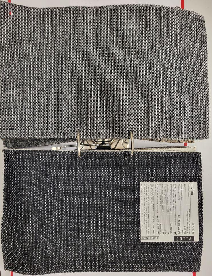 Mit Kunststoff bestrichenes Gewebe, Foto siehe Anlage,
- als Meterware, mit einer Breite von mehr als 30 cm,
- aus einem buntgewebten Gewebe aus synthetischen Chemiefasern, das auf der Rückseite mit
  dem bloßen Auge wahrnehmbar mit Kunststoff (laut Antrag Polyacryl; kein Zellkunststoff)
  bestrichen ist, somit keine Ware der Position 5407,
- von Hand bei einer Temperatur zwischen 15 und 30 °C auf einen Dorn von 7 mm Durchmesser
  aufrollbar, ohne rissig zu werden.

"Gewebe, mit Kunststoff (Polyacryl) bestrichen, anderes als solche der Position 5902, mit Schauseite
 aus Spinnstoffen"