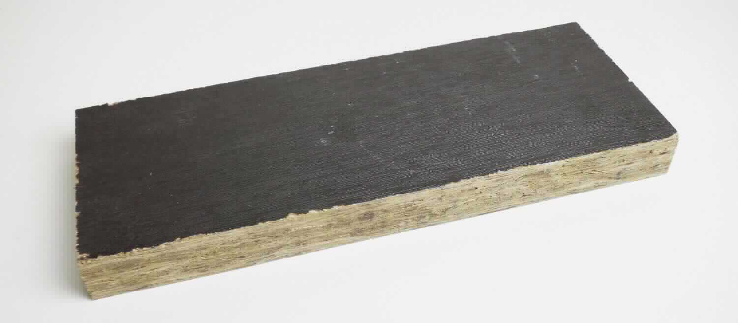 Fußbodenplatte für Container

Antragsangaben (als zutreffend unterstellt): Fußbodenplatte in den Abmaßen 2400 (L) x 1160 (B) x 28 (D) mm, bestehend aus thermisch behandeltem (verdichtetem) und mit Phenolharz verklebtem Bambus und einer 0,6 mm Furnierdeckschicht aus Echtholz (Keruing). Die Unterseite der Platte kann mit oder ohne Filmüberzug versehen sein. Die Platten sind längsseitig profiliert und werden als Fußbodenbelag für Container verwendet.

Beschaffenheit des vorgelegten Warenmusters: Furniertes Holz, bestehend aus einer Trägerschicht aus verdichteten "Bambusstrands", einer Furnier-Deckschicht aus Echtholz und einem Filmüberzug an der Unterseite.
Abmaße des Warenmusters: ca. 31 (L) x 12 (B) x 2,8 (D) cm 

Bei der Ware handelt es sich nach den Beschaffenheitsmerkmalen um furniertes Holz der Position 4412 der KN. Eine Einreihung in die Position 4413 der KN kommt damit nicht in Betracht.

Furniertes Holz, anderes, nicht mit Block-, Stab-, Streifen- oder Stäbchenholzmittellage, keine Spanplatte enthaltend, mit mindestens einer äußeren Lage aus anderem Holz als Nadelholz, äußere Lage aus anderem Holz als in der Unterposition 4412 9940 genannten Laubhölzern, anderes.
