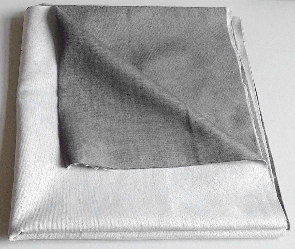 Textillaminat, sog. Möbelbezugsstoff für die Möbelindustrie, Art. Derby, Foto siehe Anlage,
- als Meterware, mit einer Breite von laut Antrag 142 cm,
- aus zwei mit ihrer ganzen Fläche aufeinanderliegenden und so miteinander durch Kleben verbundenen
  Lagen:
-- mit einer Oberlage (Schauseite):
--- aus einem Samtgewirke (in Kettenwirktechnik),
--- aus synthetischen Chemiefasern (laut Antrag Polyester),
--- kein Hochflorerzeugnis und kein Schlingengewirke,
-- mit einer Unterlage:
--- aus einem einfarbigen Gewebe,
--- aus synthetischen Chemiefasern,
- das die Schauseite bildende Samtgewirke verleiht der Ware insbesondere im Hinblick auf die  
  Bedeutung in Bezug auf die Verwendung als Möbelbezugsstoff ihren wesentlichen Charakter.

"Samt, gewirkt, anderer als in den Unterpositionen (HS) 6001 10 bis 6001 29 genannte, aus
 Chemiefasern"