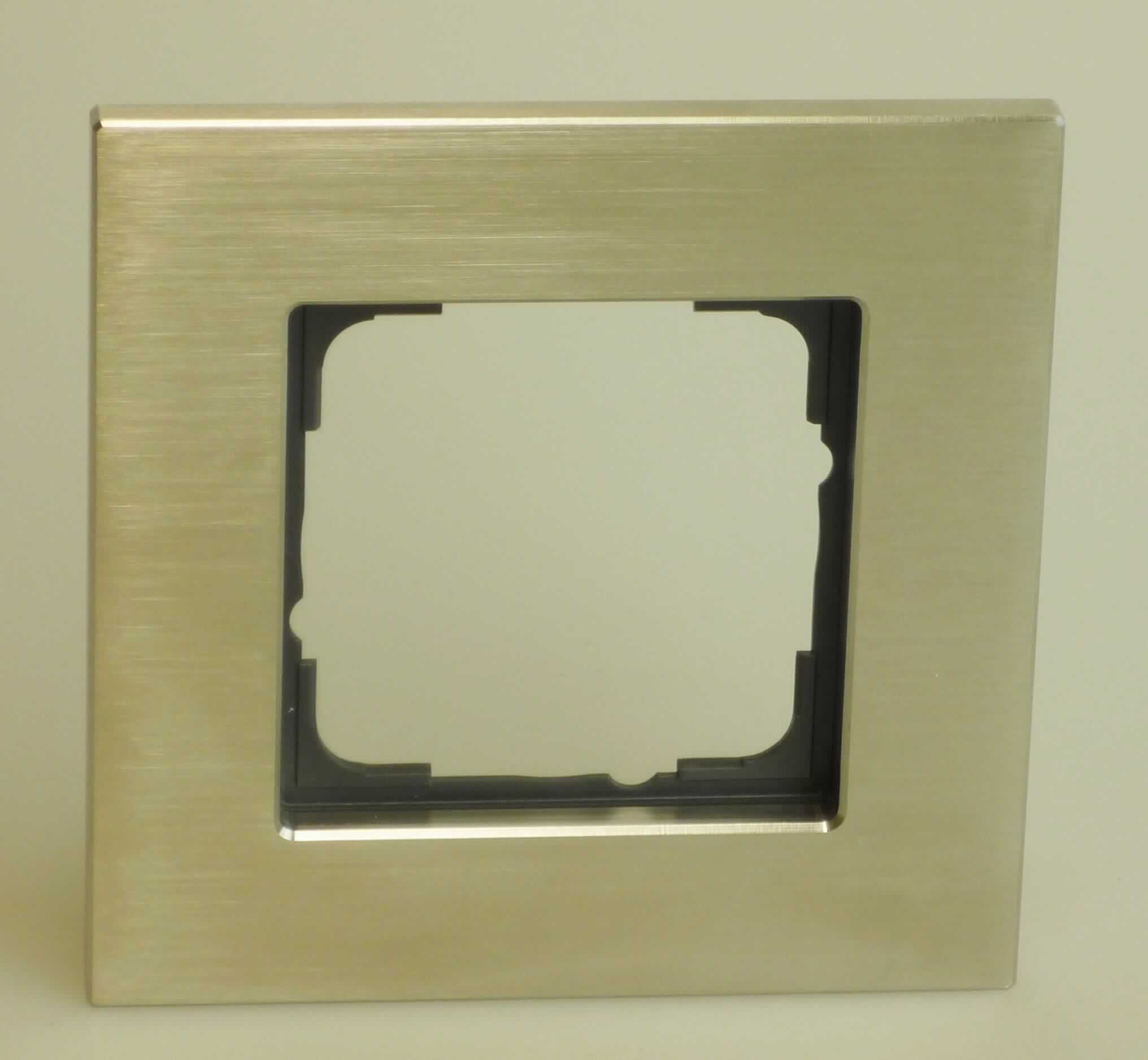Abdeckrahmen, Art.-Nr.: 0211219,
- aus einem quadratisch geformten Erzeugnis (Kantenlänge ca. 95 mm) aus Edelstahl und Kunststoff,
  mit einer Aussparung in der Mitte,
- zur Verwendung als Abdeckrahmen für einen elektrischen Schalter oder Steckdose bestimmt.

Die Ware ist als "Teil, erkennbar ausschließlich oder hauptsächlich für Geräte der Position 8536 bestimmt, nicht für Wafer-Prober, anderes als zusammengesetzte elektronische Schaltungen (Baugruppen)" einzureihen.

Anlage: 1 Abbildung