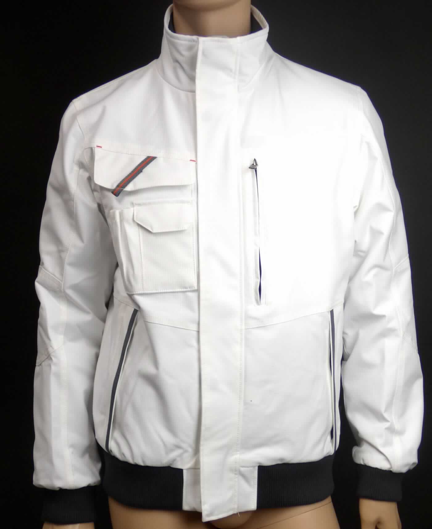 Blouson, sog. Pilot Jacke Stretch X Weiß, Art. Nr. M411209000, Größe S, Foto siehe Anlage,
- in einem Polybeutel verpackt,
- aus ca. 0,5 mm dicken, einfarbigen, einseitig (Innenseite) mit Kunststoff (kein Zellkunststoff) versehenen Geweben 
  der Position 5903 aus laut Antrag 97 % Polyester und 3 % Elasthan (beides synthetische Chemiefasern),
- wattiert gefüttert,
- über die Taille reichend (Rückenlänge: ca. 70 cm),
- mit einem Stehkragen, 
- vorn mit einer durchgehenden Öffnung mit Reißverschluss, am oberen Ende mit einer kurzen Überlappung von 
  rechts auf links; verdeckt von einer Patte mit Druckknopfverschluss von links auf rechts (Männerkleidung),
- mit langen Ärmeln, die über den unteren Rand des Kleidungsstücks hinausreichen; an den Ärmelenden mit
  verengenden, gerippt gewirkten Bündchen,
- vorn mit einer eingesetzten und einer aufgesetzten Brusttasche sowie mit zwei eingesetzten Taschen unterhalb
  der Taille, alle Taschen sind mit Reißverschluss oder Patte mit Druckknopfverschluss ausgestattet,
- mit kontrastfarbenen Paspeln, aufgenähten Streifen und einem Firmenlogo versehen,
- am unteren Rand mit einem angesetzten, gerippt gewirkten, verengenden Bund.

"Kleidung (Blouson) aus Erzeugnissen der Position 5903, aus Geweben, für Männer"